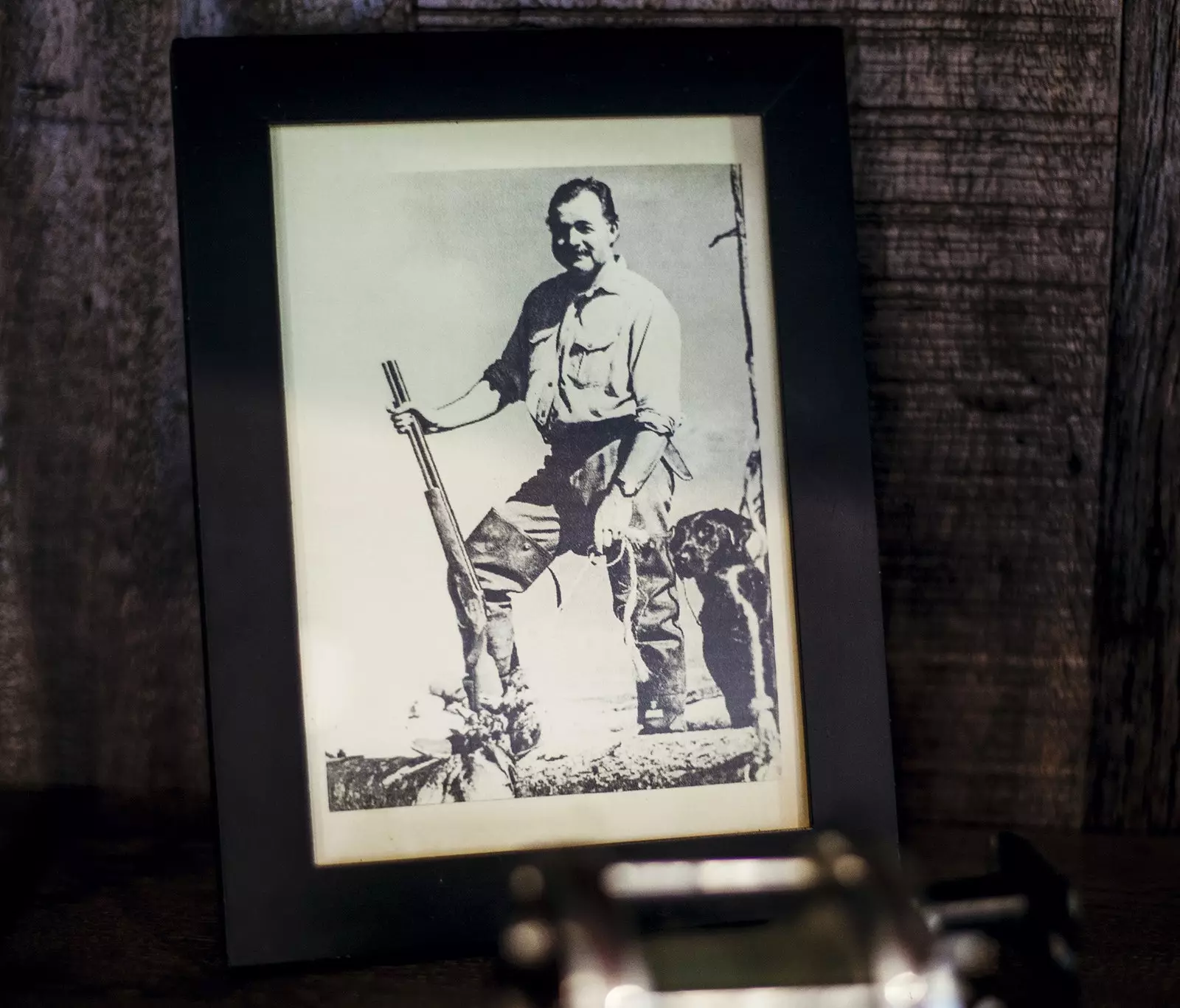 Photographie d'Ernest Hemingway avec son chien