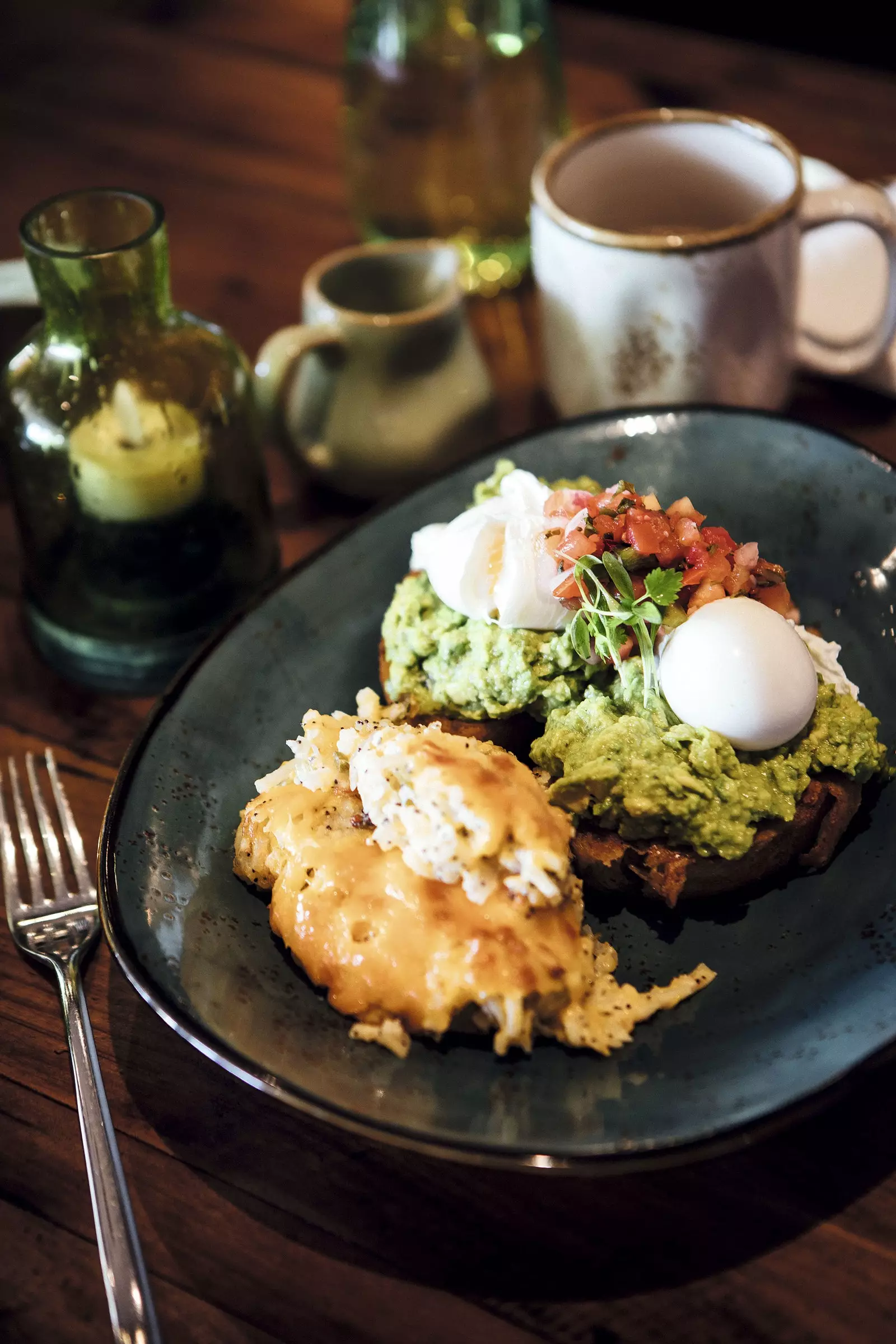 Ägg och avokadotoast med pico de gallo på restaurang Trillium