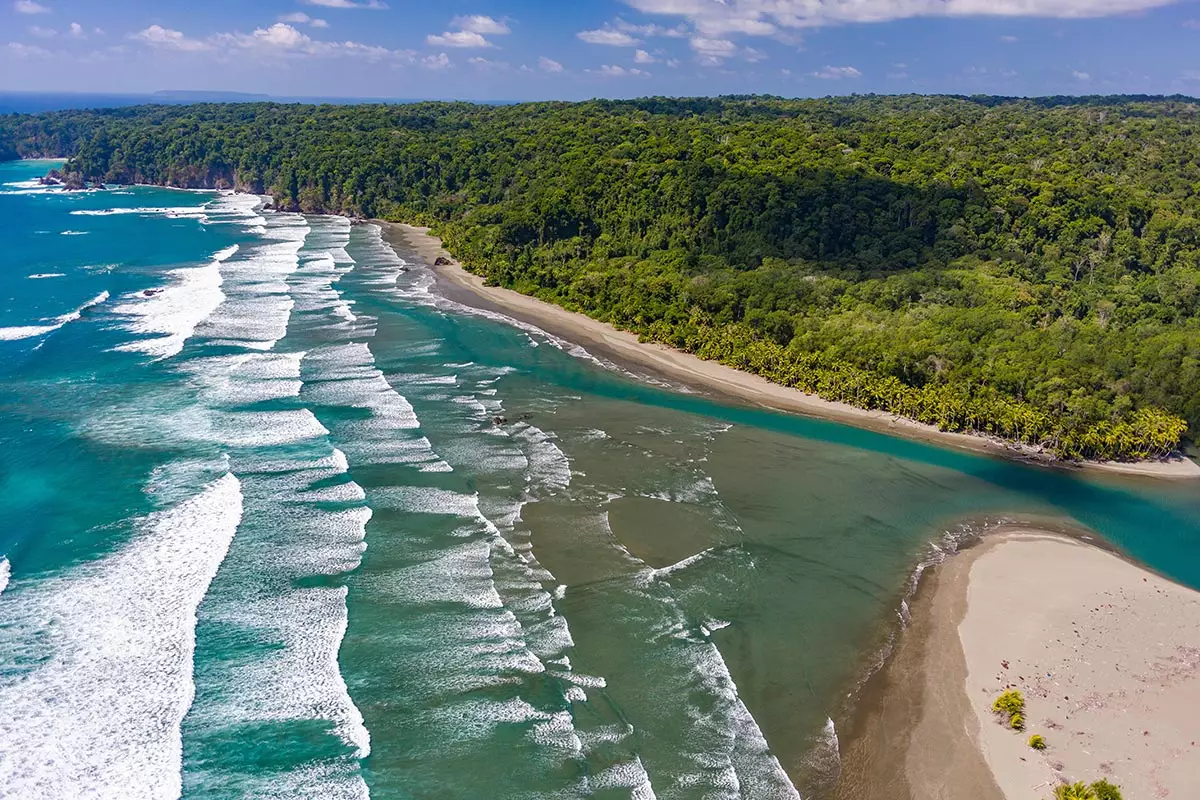 Le parc national de Corcovado est situé sur la péninsule d'Osa au sud-ouest du Costa Rica