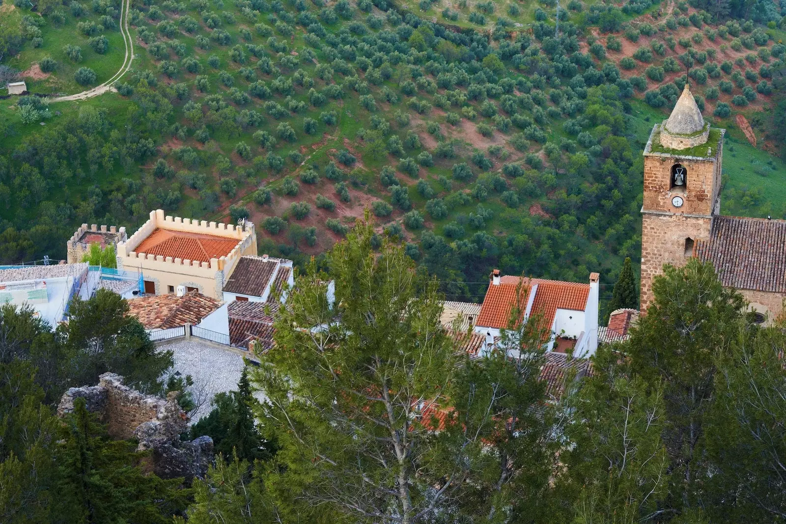 Rute Segura de la Sierra melalui salah satu desa terindah di Andalusia