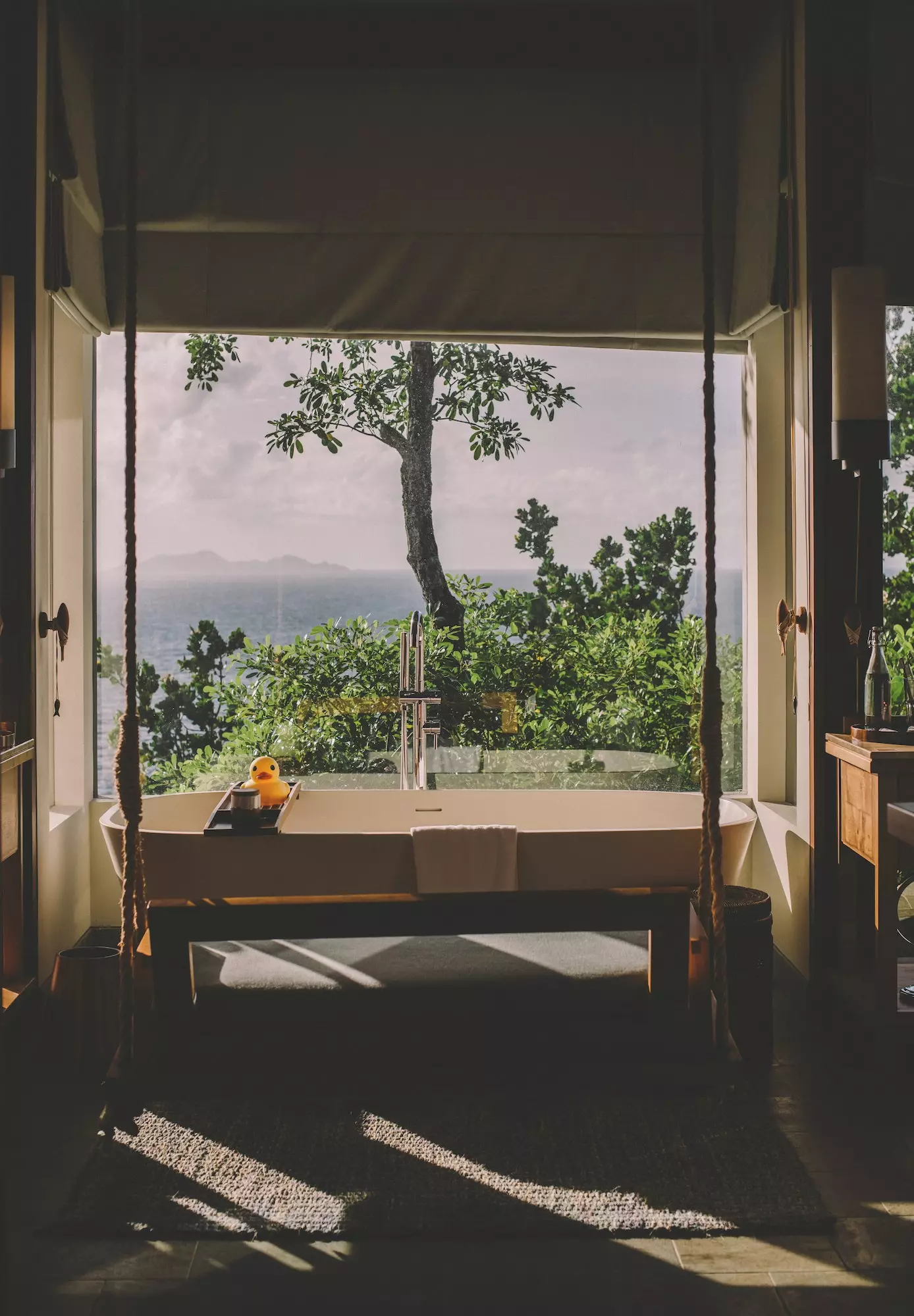 Banho com vista para o Six Senses Zil Pasyon na Ilha Flicit.