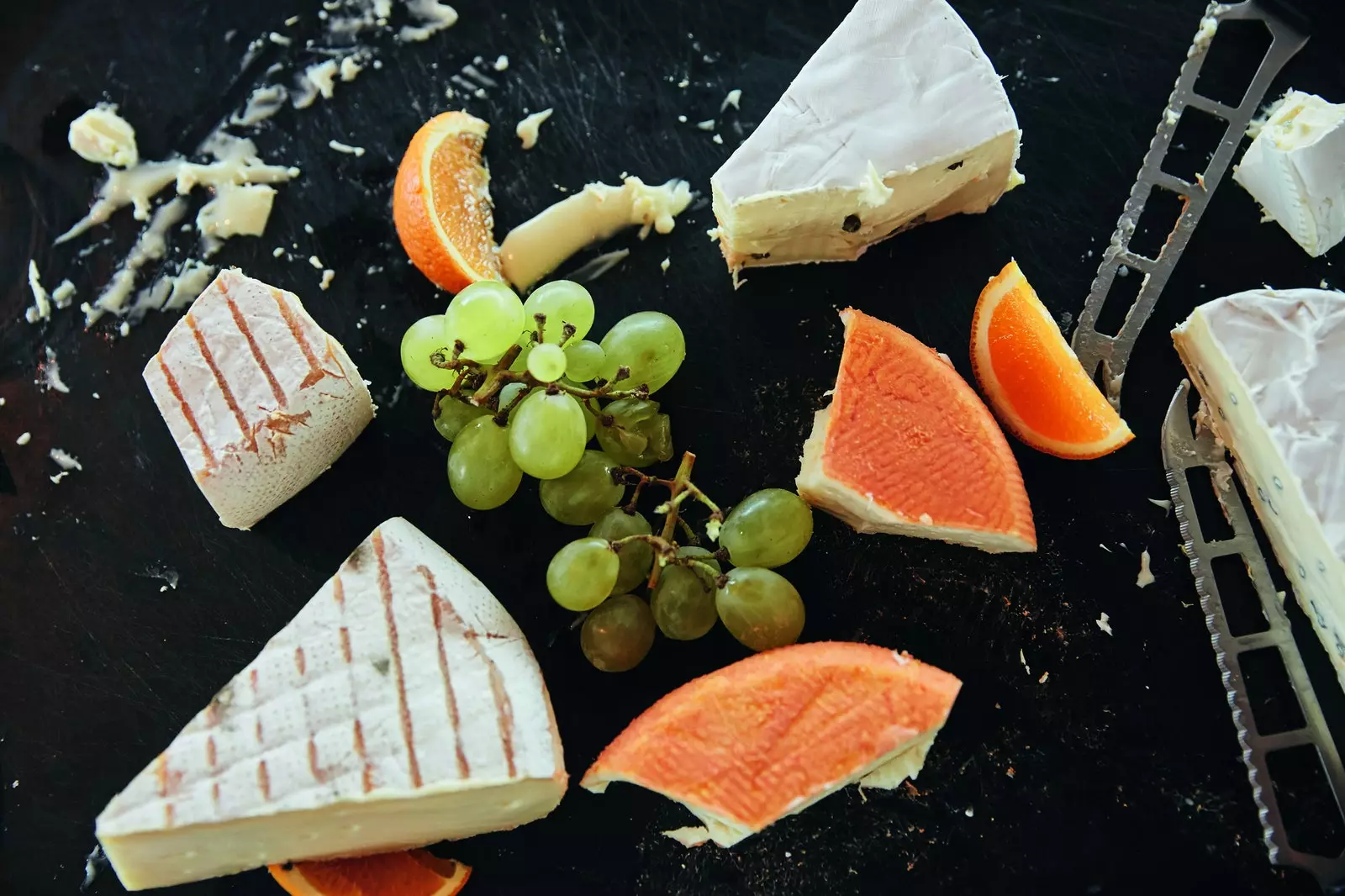 Frësche Geessekéis mat Kraider an essbare Blummen aus dem Gaart Les Sources de Caudalie.