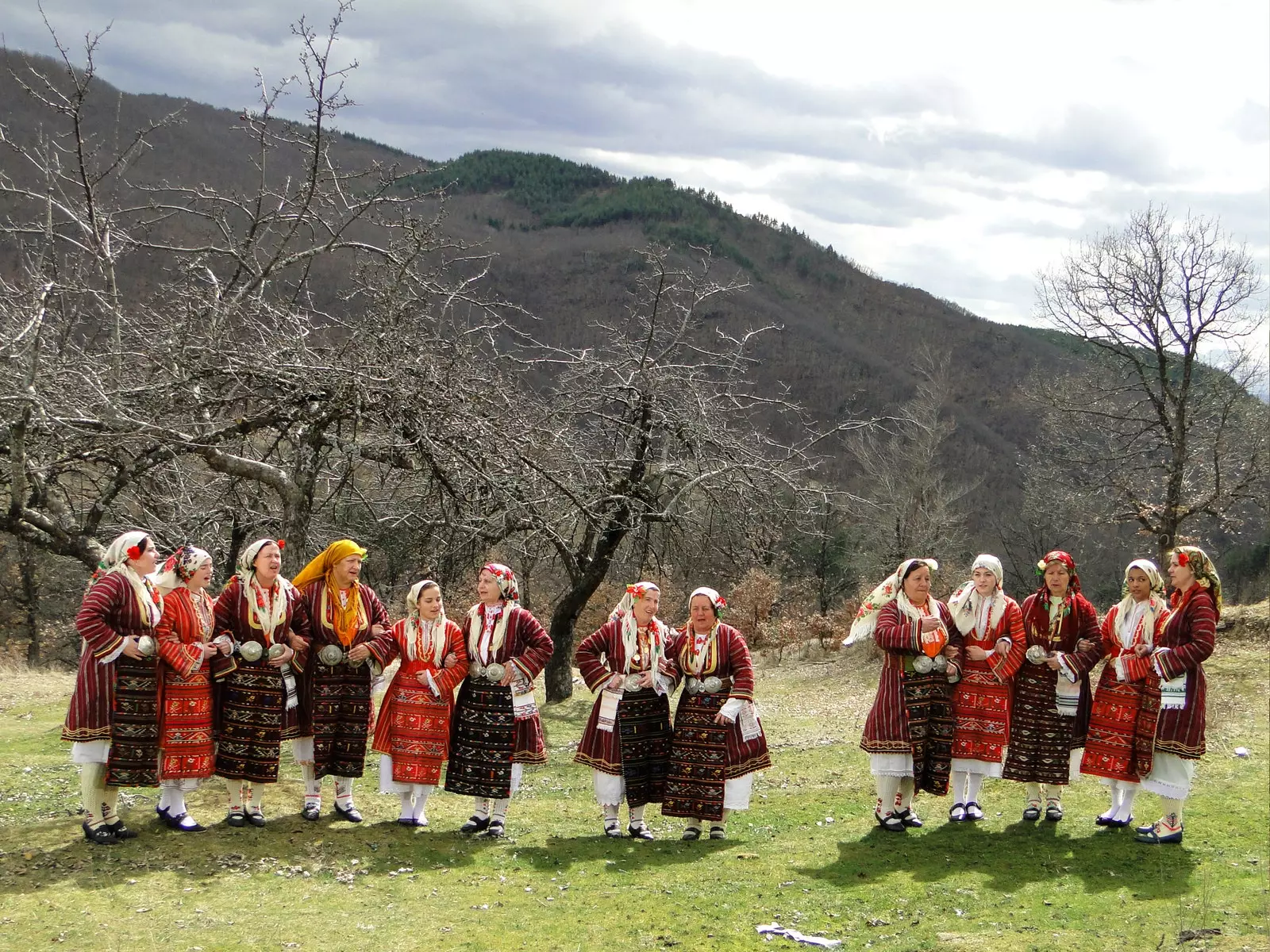 Gruppo di canto femminile in costumi tradizionali a Satovcha