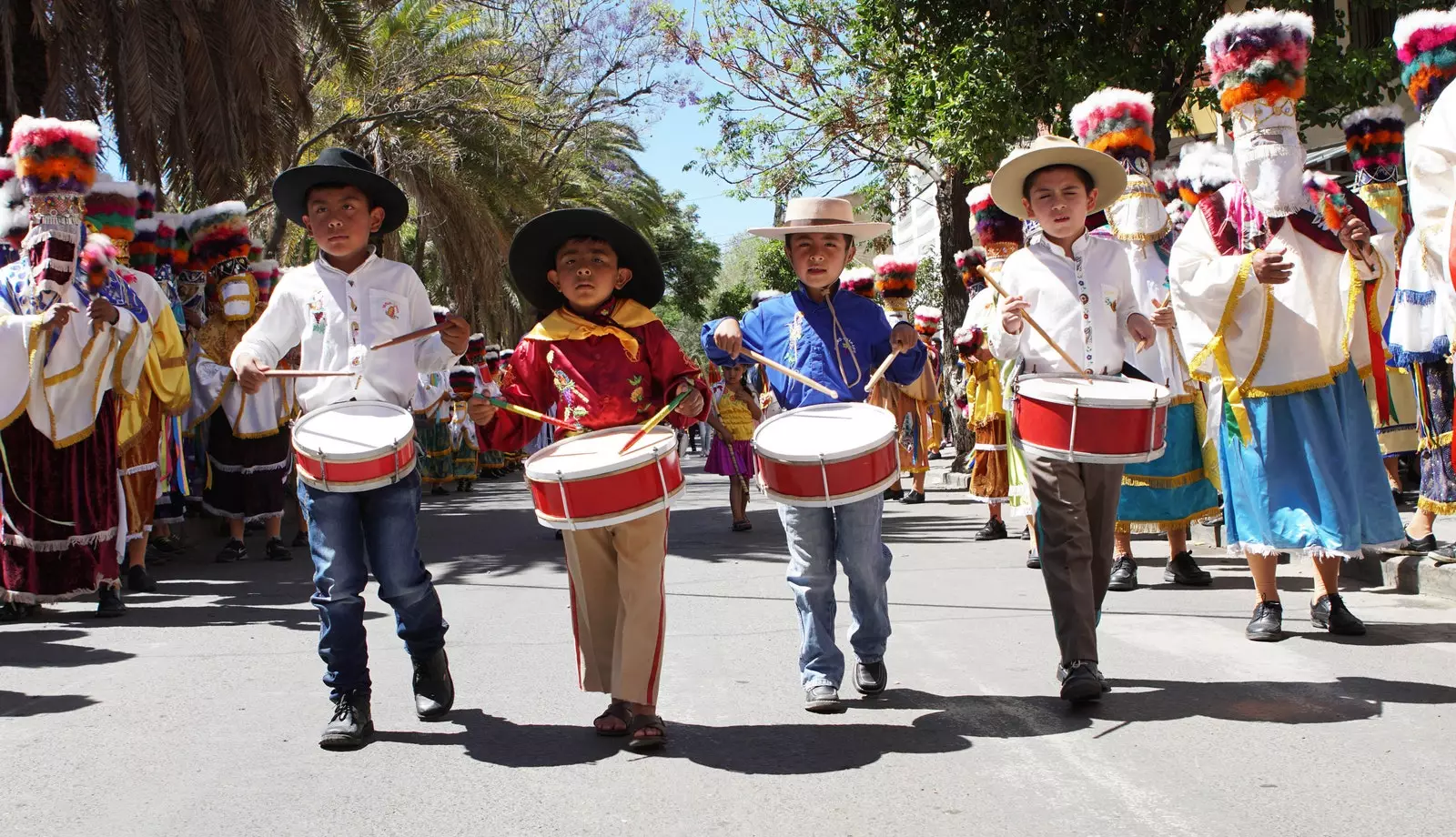 Penabuh drum anak-anak selama prosesi San Roque