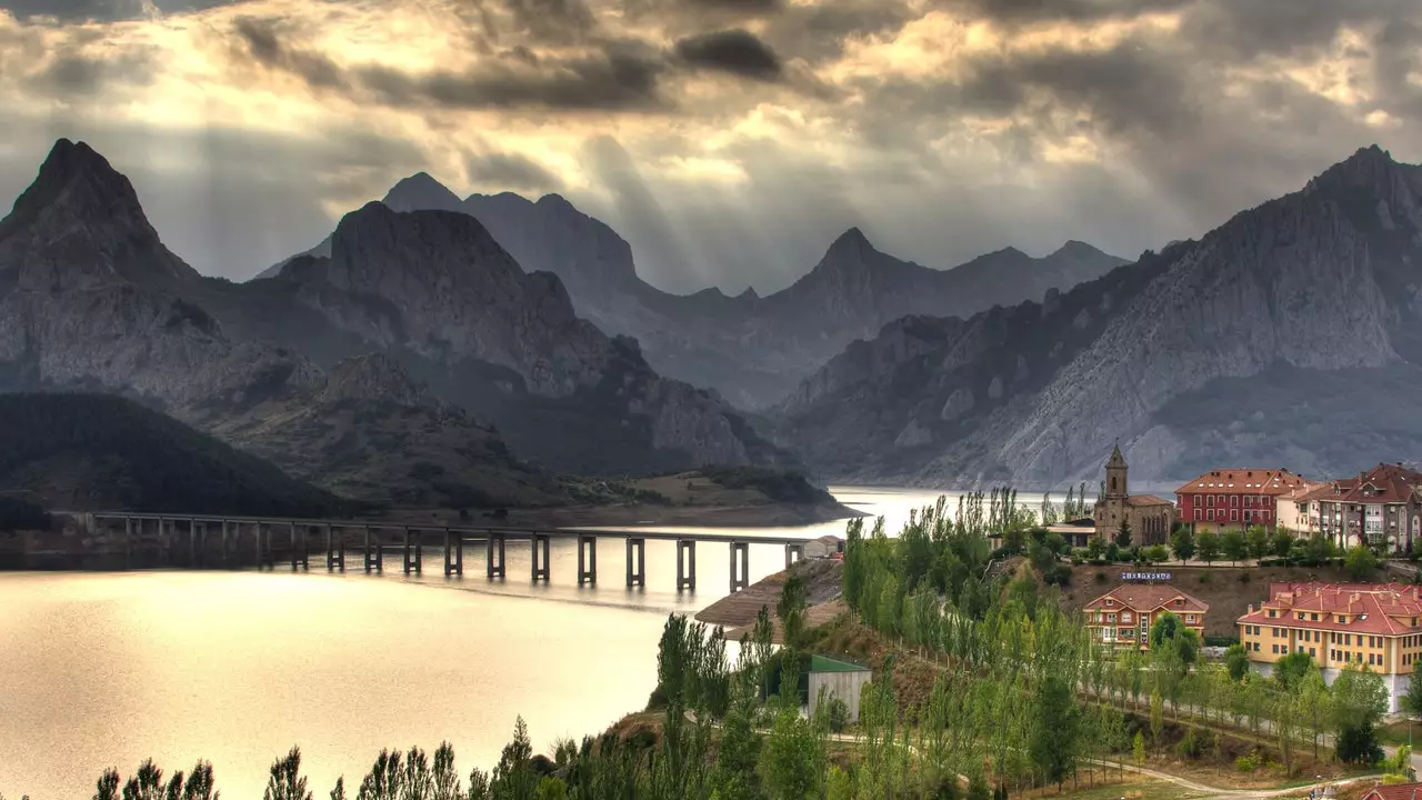 The Riaño reservoir is not a fjord, nor does it need to be