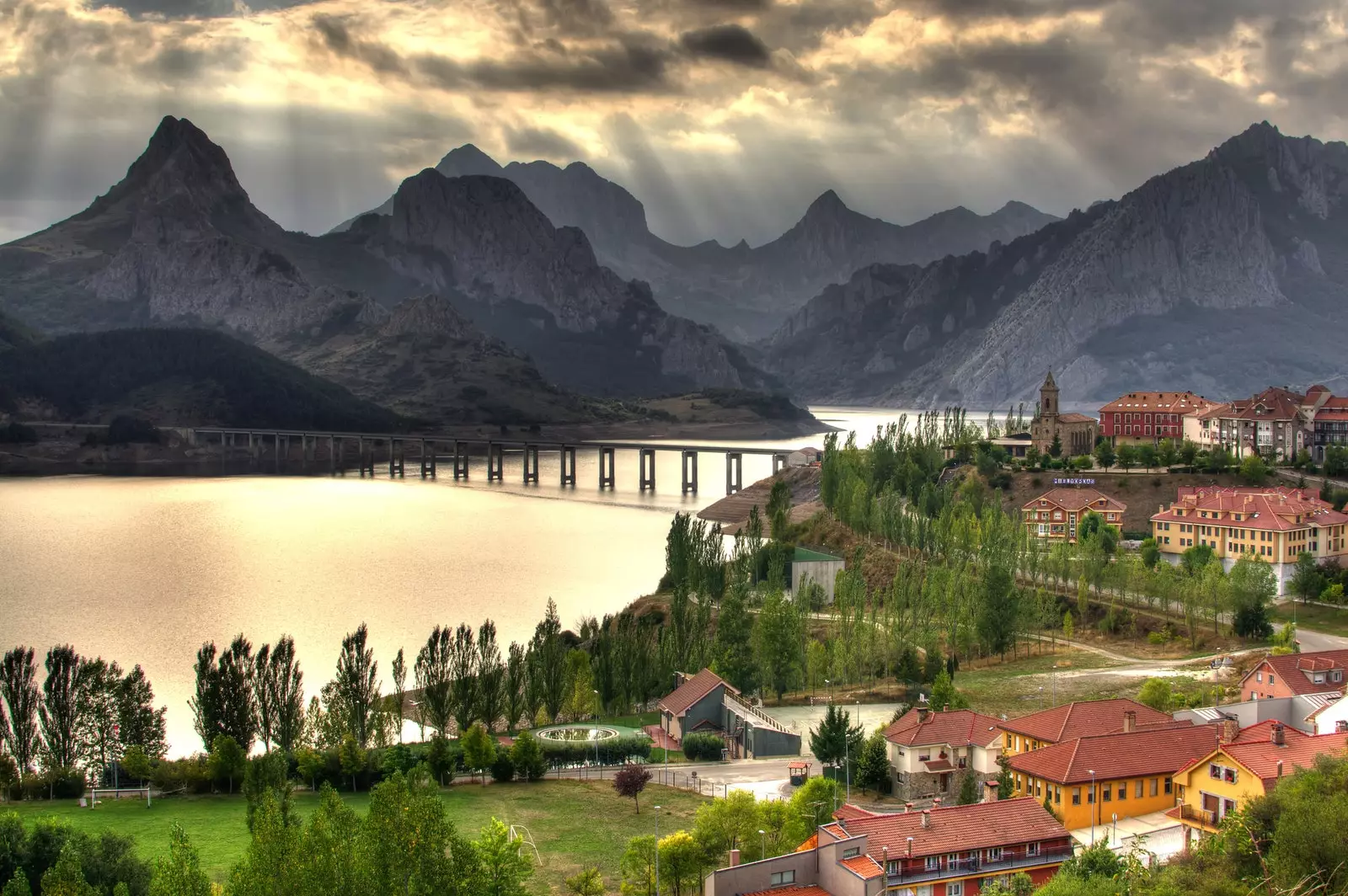 Riaño i jego zbiornik w regionalnym parku Montaña de Riaño i Mampodre León.