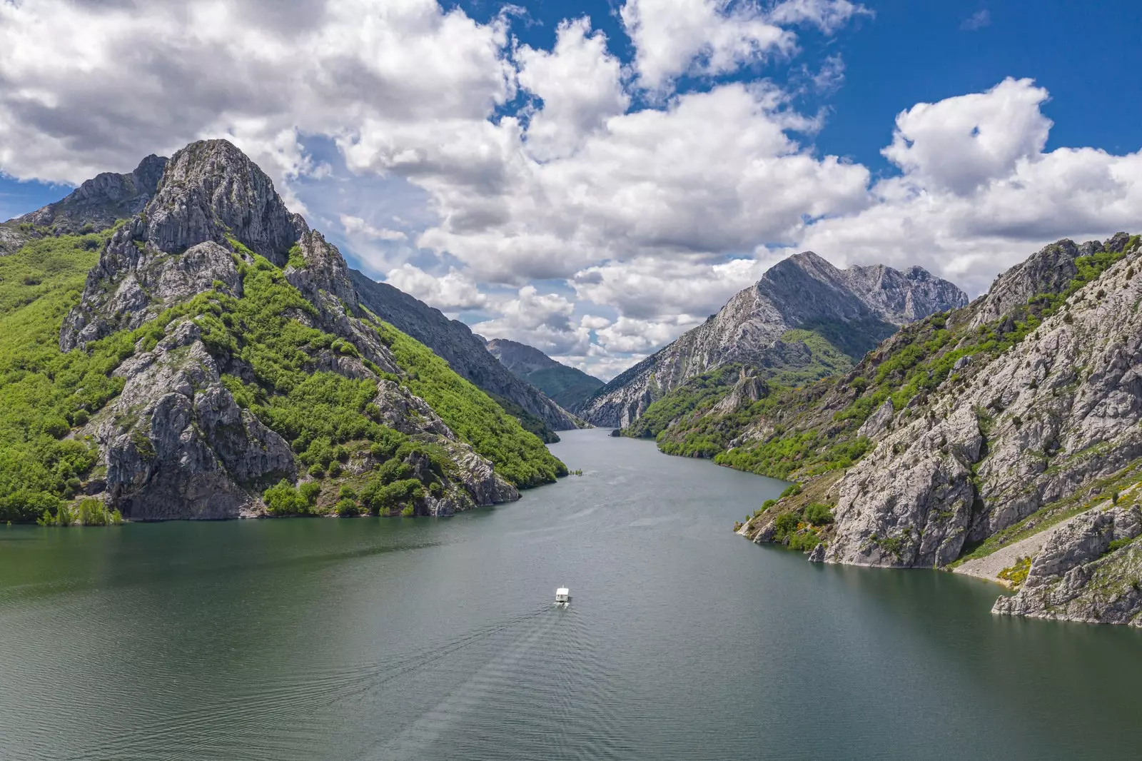 Bådrute gennem Riaño-reservoiret i León.