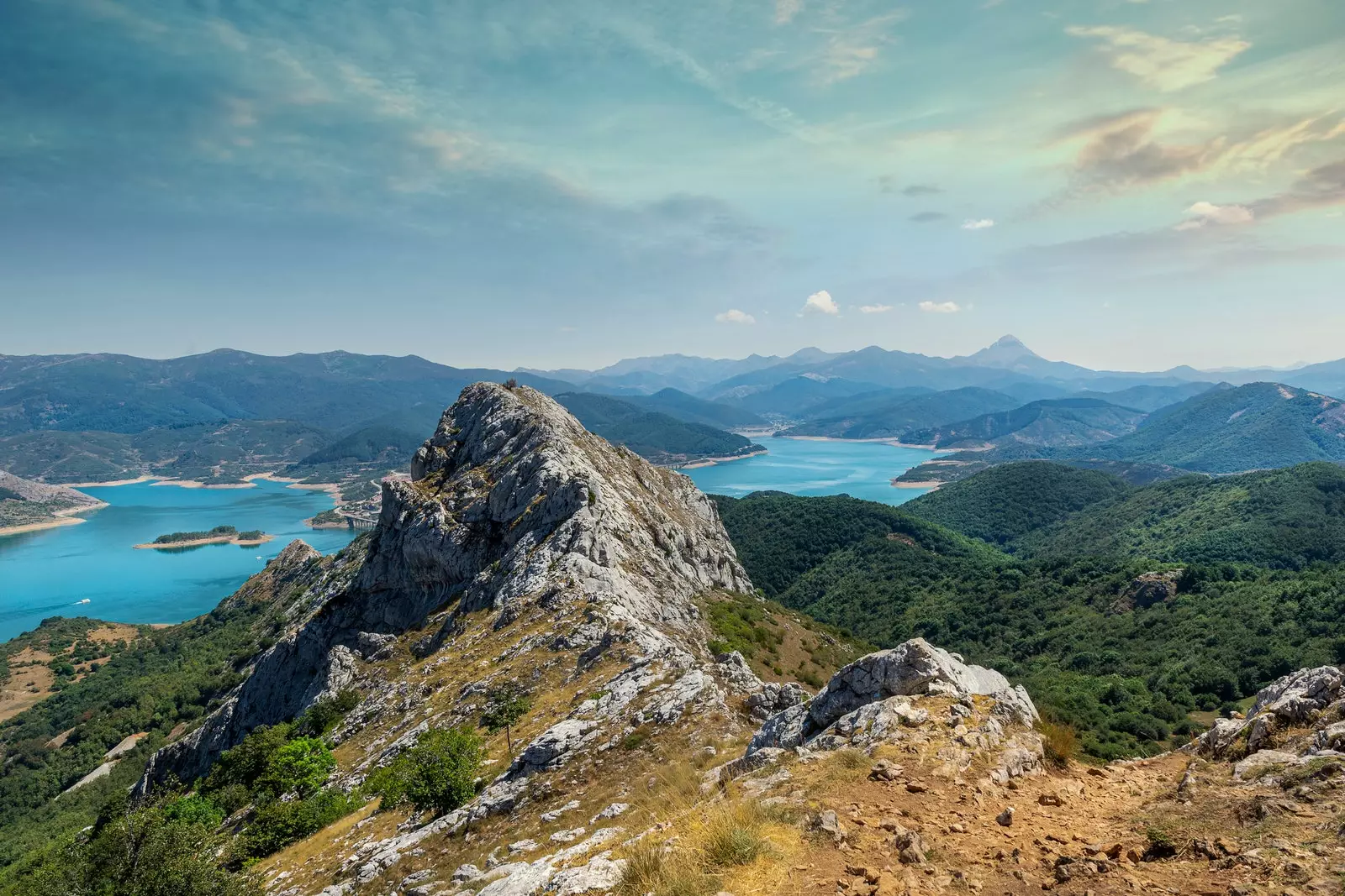 Blick auf den Riaño-Stausee vom Gilbo-Gipfel in der Provinz León.