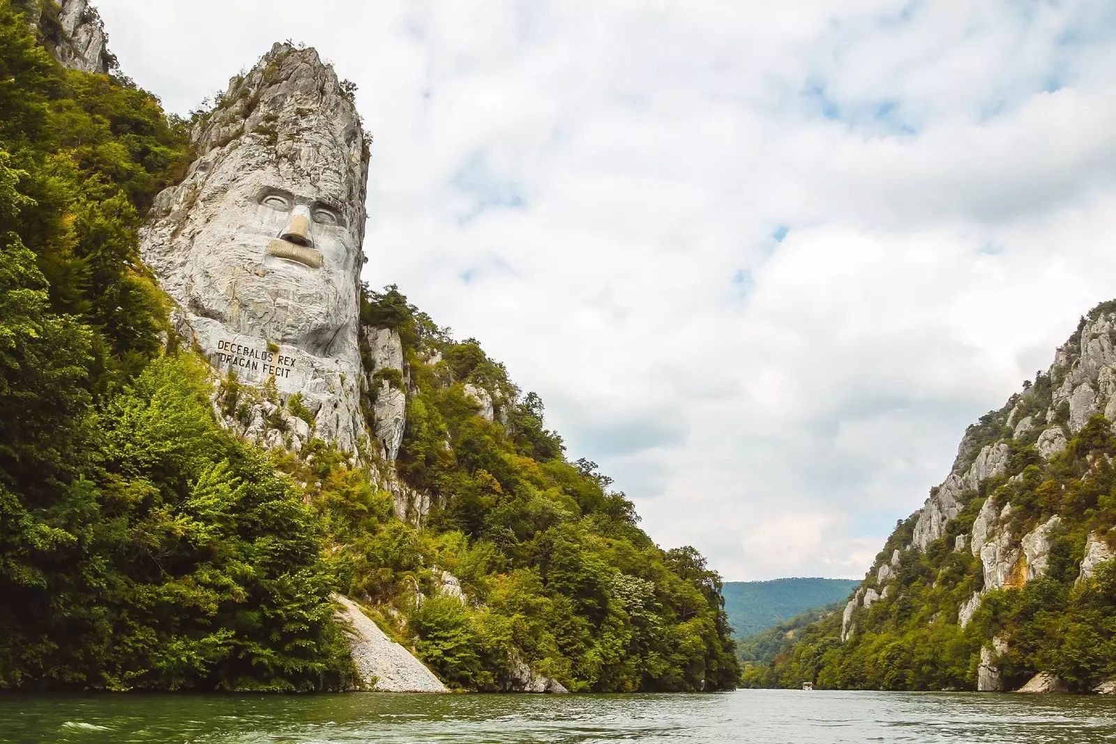 Wajah Decebalus diukir di batu