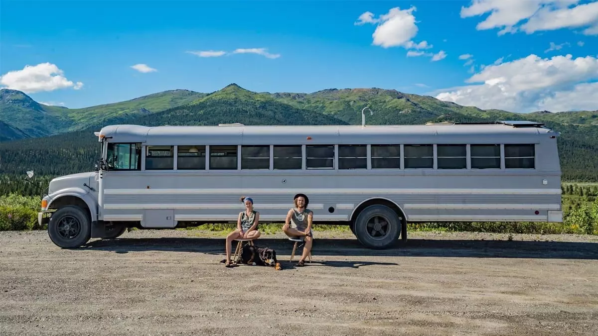 Ta par pove, kako je v resnici prečkati svet v prilagojenem avtobusu