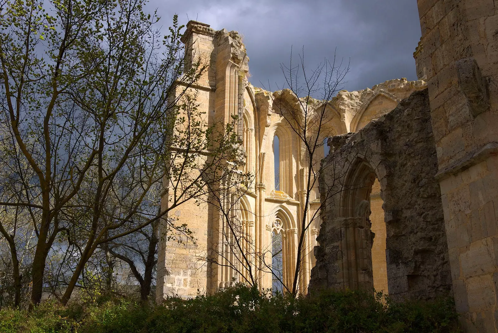 Imponujące łuki ruin klasztoru San Antón