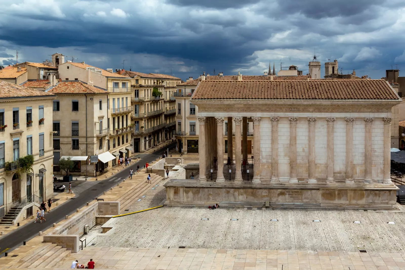 Maison Carr an teampall Rómhánach a bhfuil bród na n-áitritheoirí Nimes.