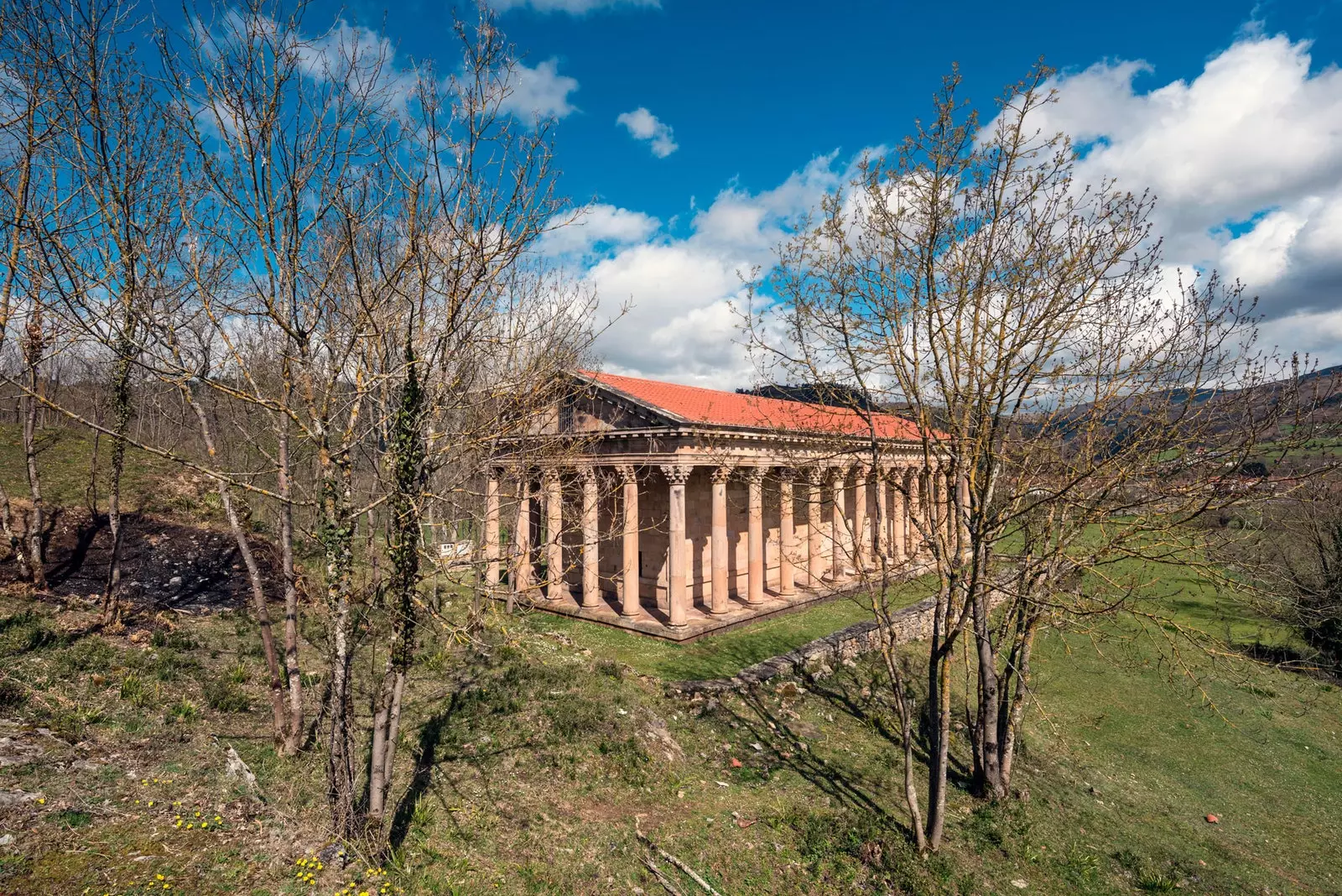 San Jorge kirik on neoklassitsistlik tempel kastanipuude keskel