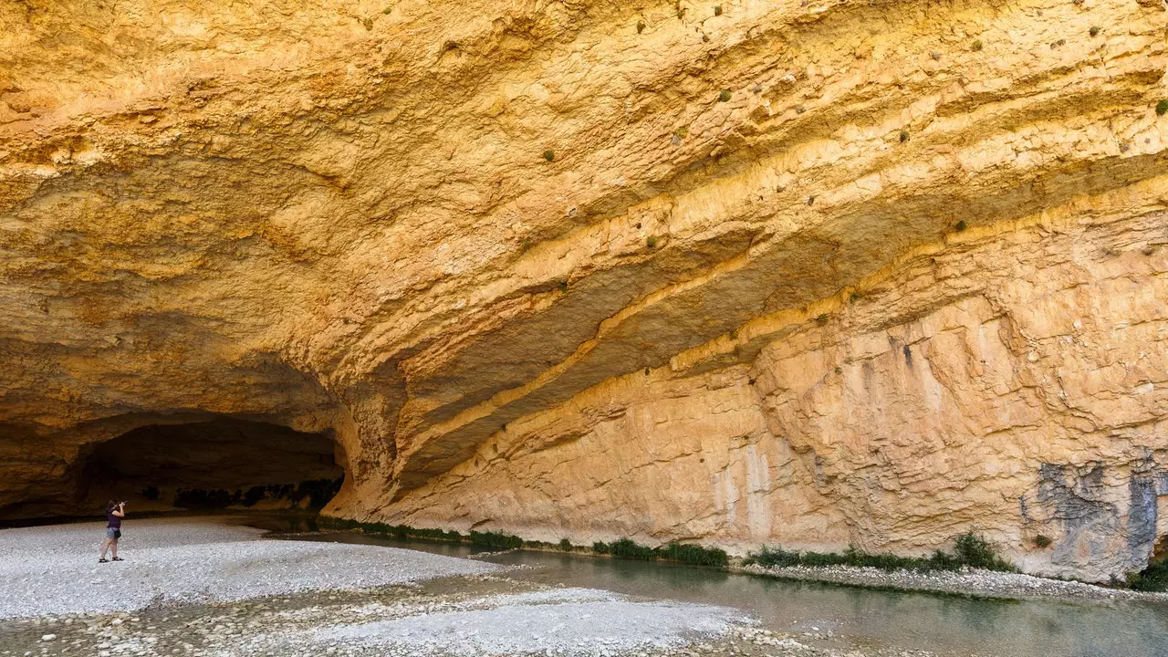 Alquézar, një ikje në rrugën e urës së këmbësorëve në Sierra de Guara