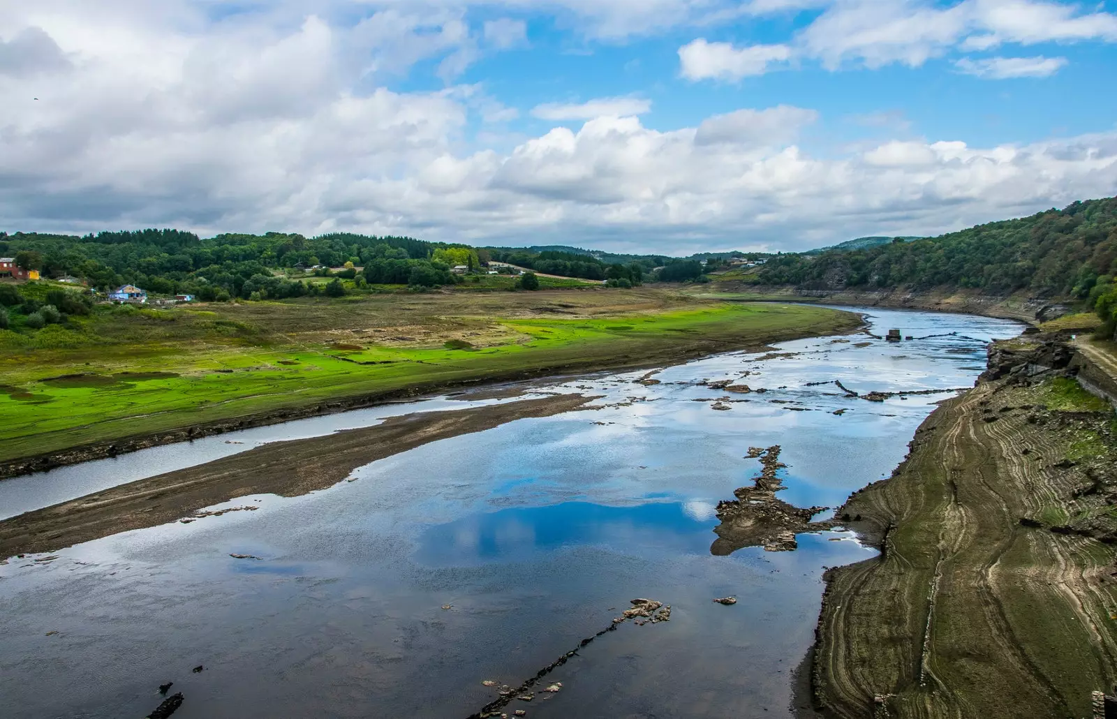 La città di Portomarin sul Camino de Santiago è nota per il suo ponte romano sul fiume Miño.