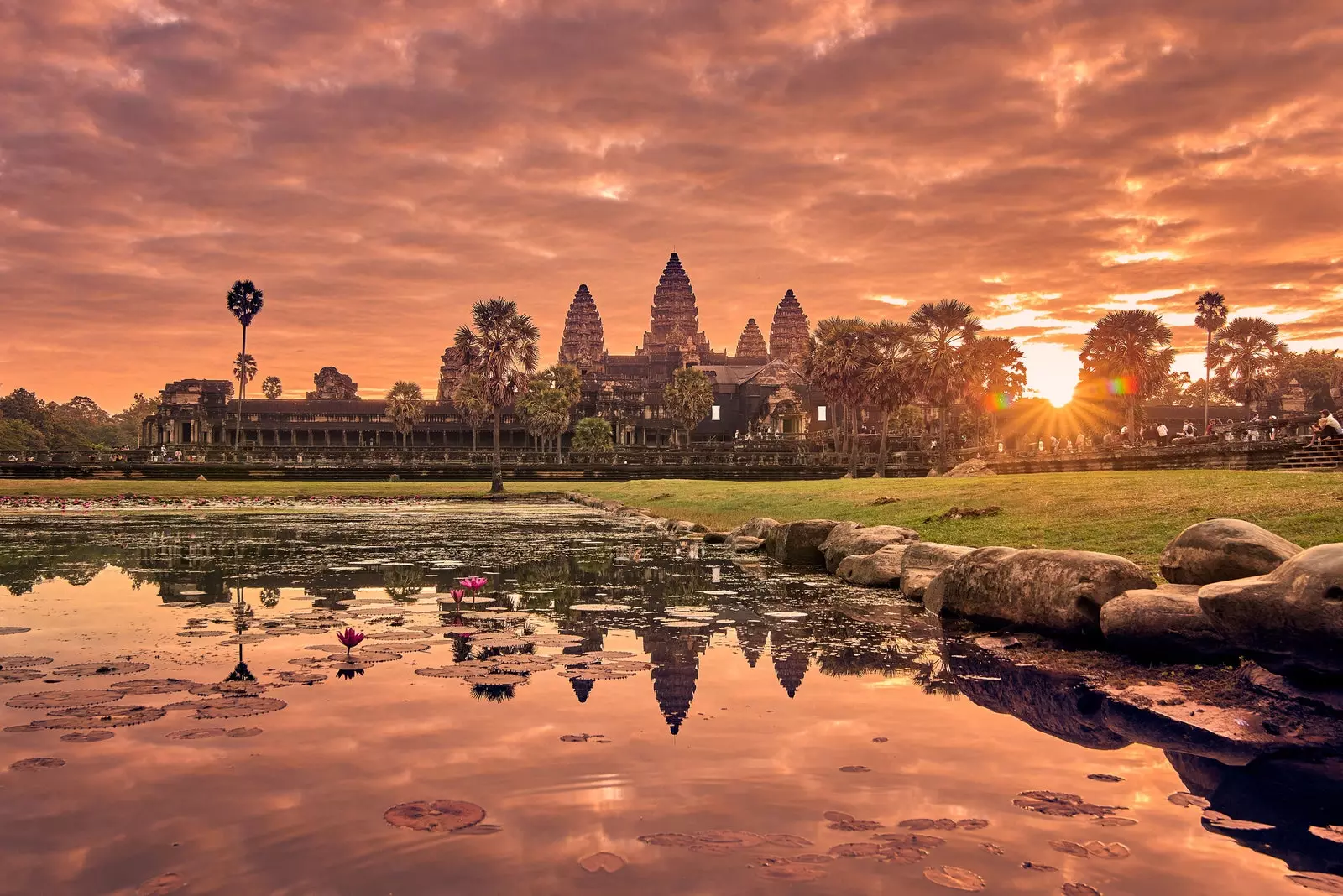 Blick auf Angkor Wat bei Sonnenaufgang