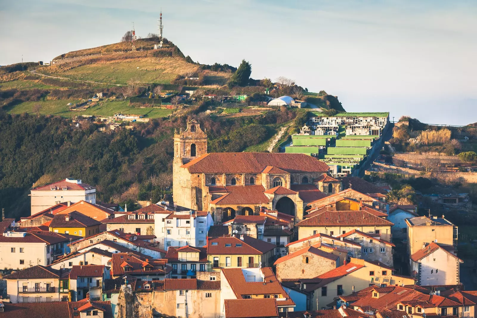 Letecký pohled na La Puebla Vieja de Laredo Cantabria.