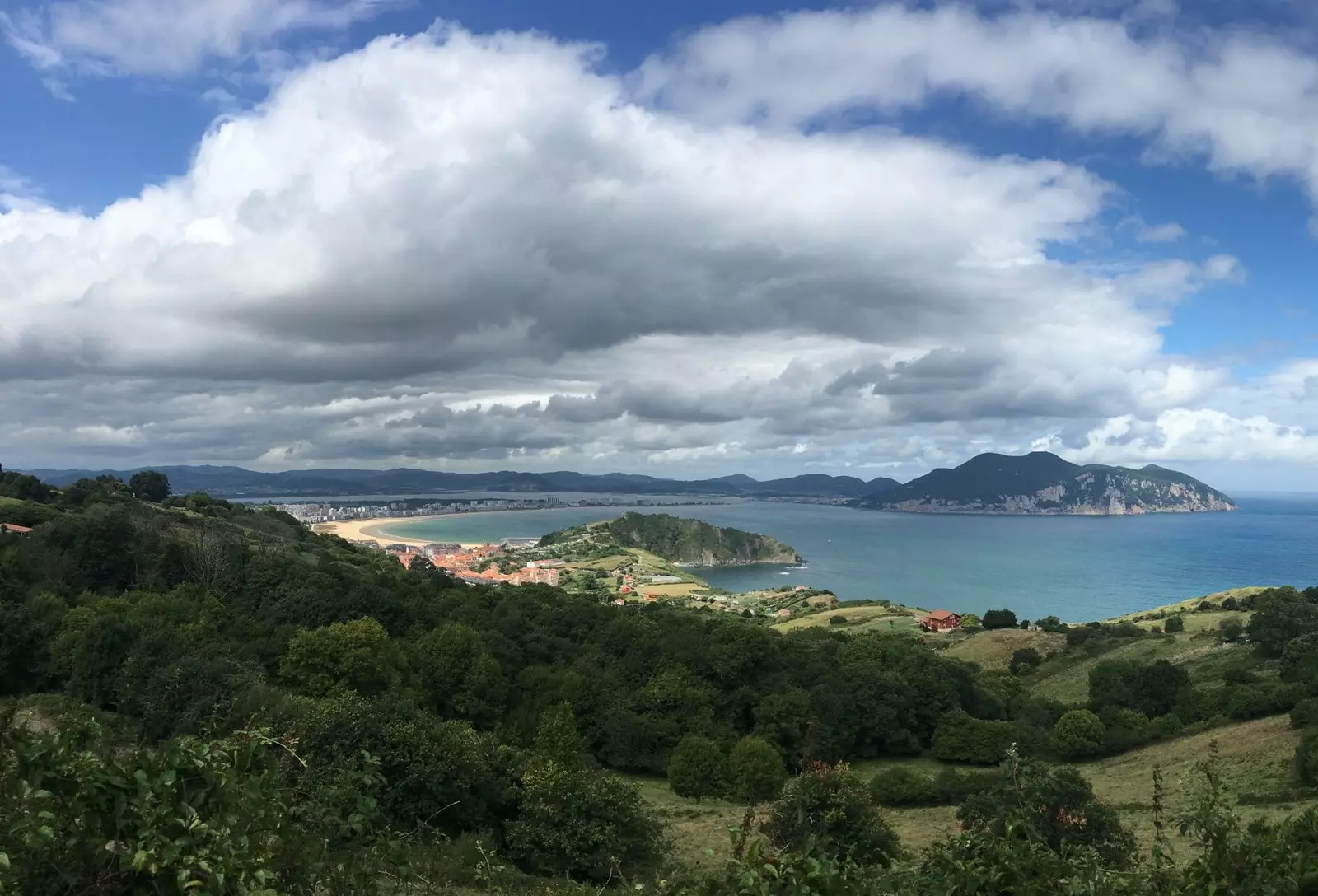 Pantai terpanjang di Cantabria ada di Laredo.