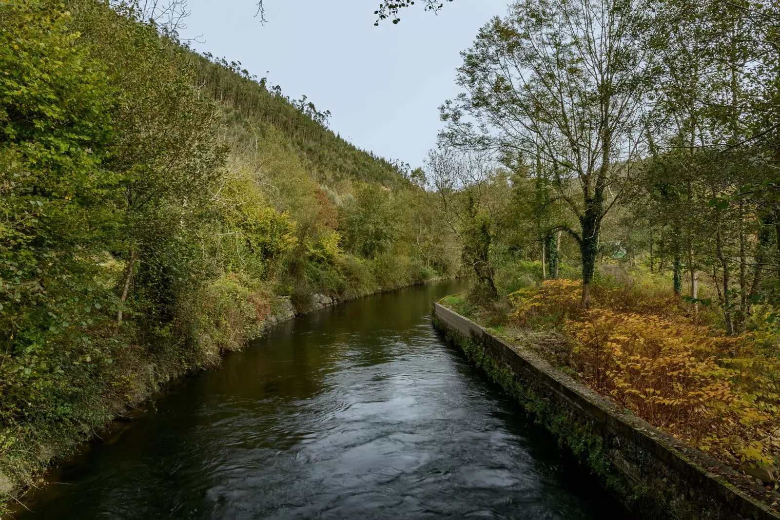 Vann kanaliseres inn i Ason-elven når den passerer gjennom byen Udalla Cantabria.