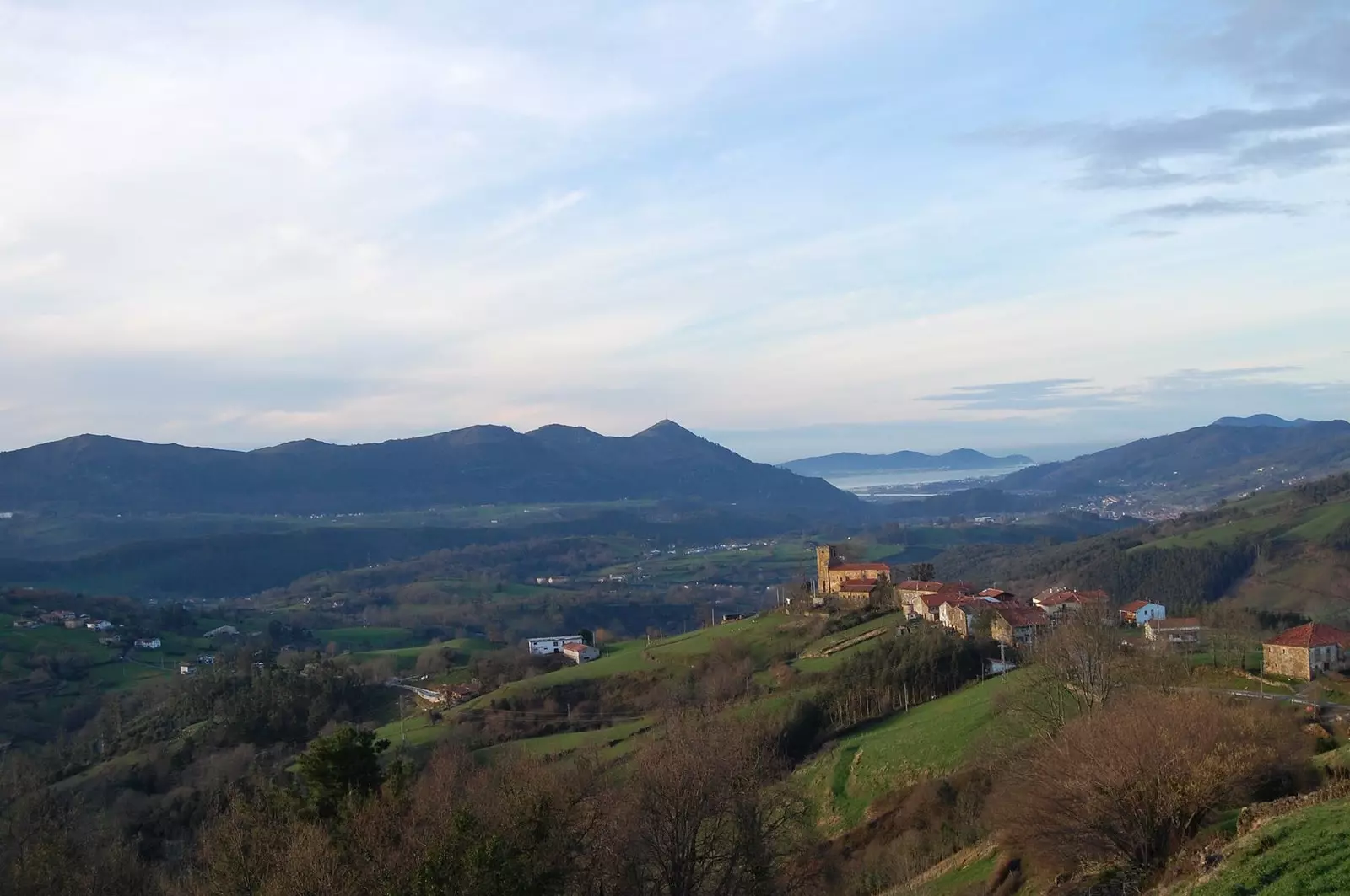 Landsbyen Ojbar i dalen Asón Cantabria.