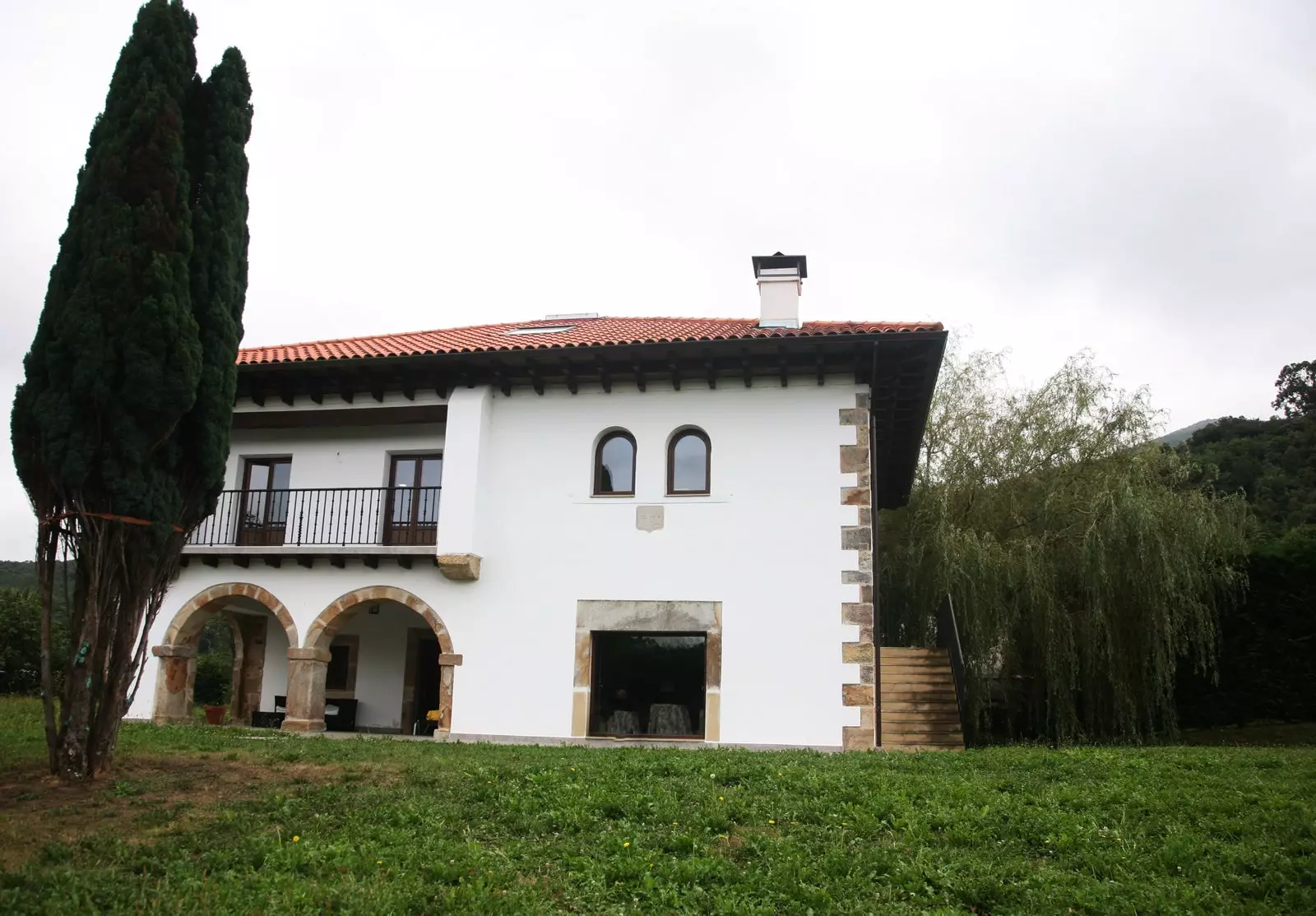 Huset är en herrgård mellan blåbärsplantager i Rasines Cantabria.