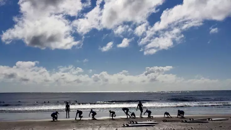 De bästa surfskolorna att lära sig (eller förbättra) att åka på vågorna