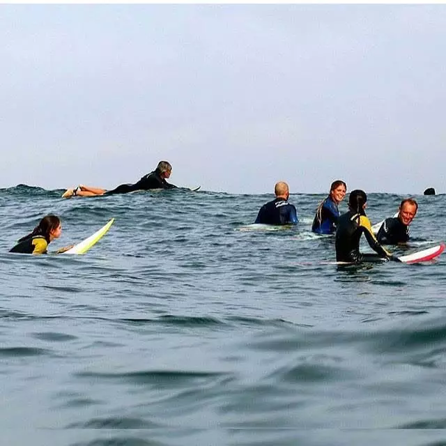 Scuola di surf in acciaio