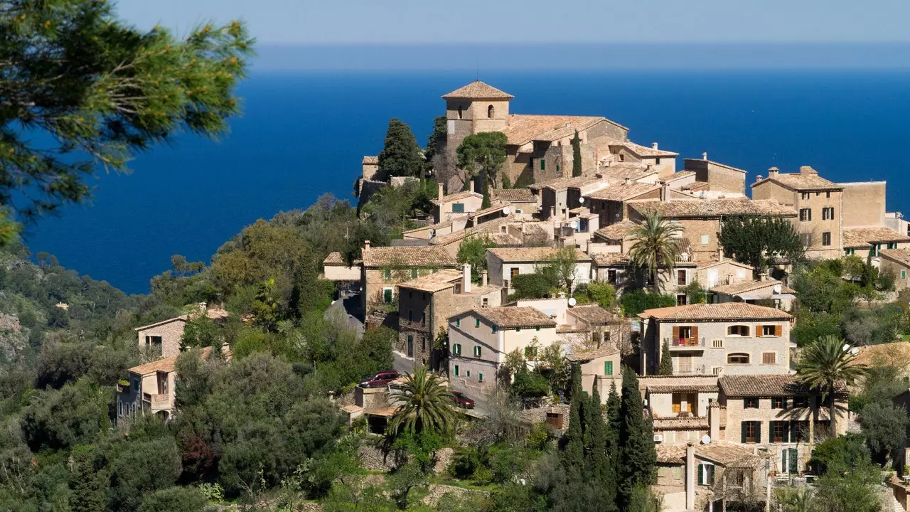 Tá an baile Majorcan is draíochtúla sa Serra de Tramuntana