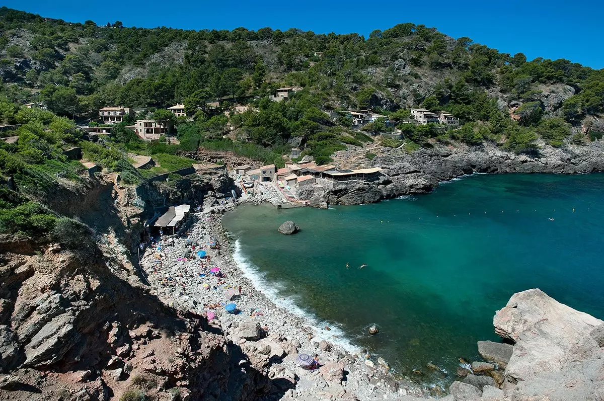 En laat liefde stromen in Deià