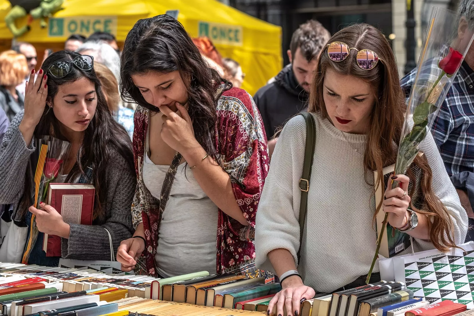 Køb af bøger i gadeboderne i Sant Jordi