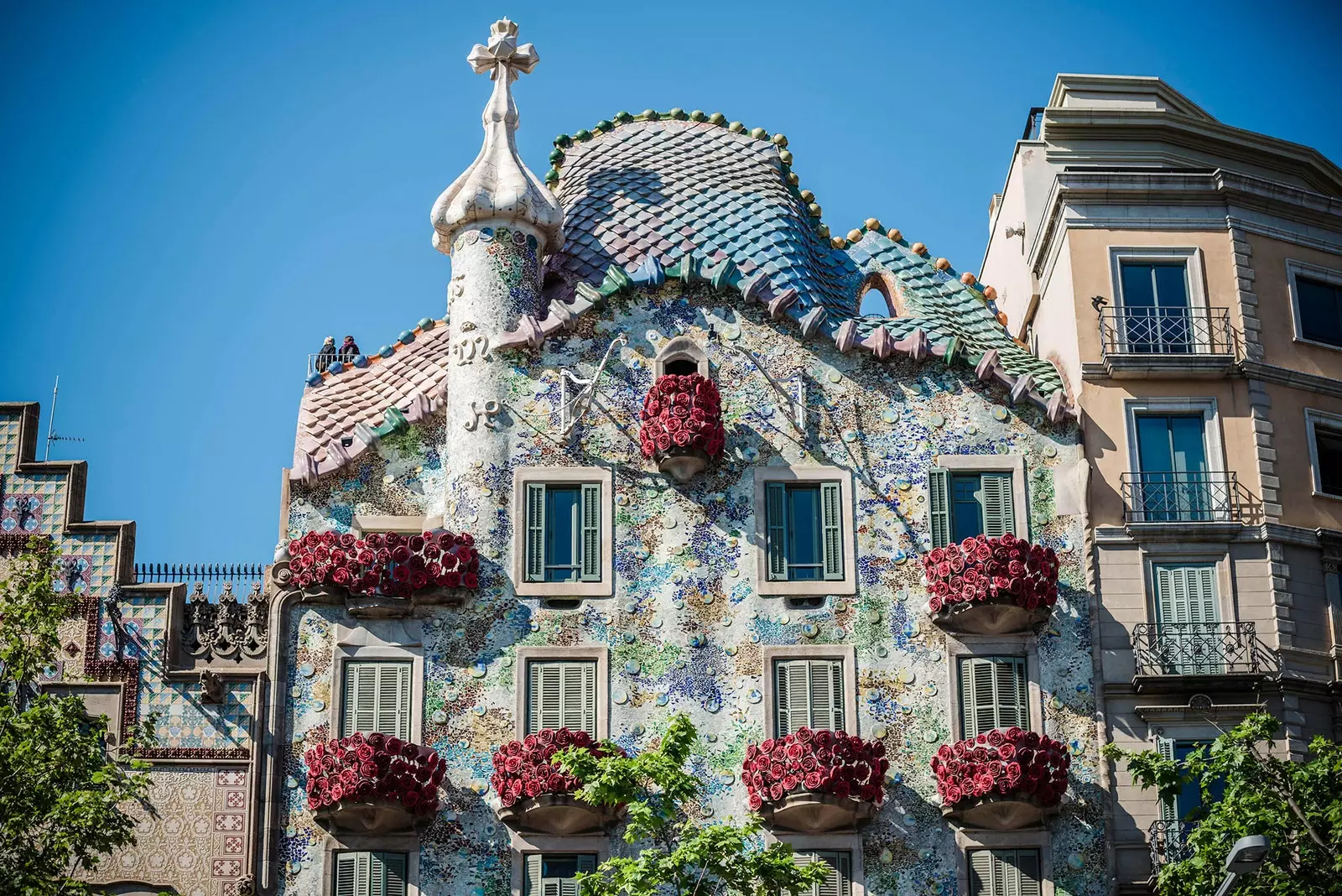 Casa Batlló dekoréiert mat roude Rosen fir Sant Jordi