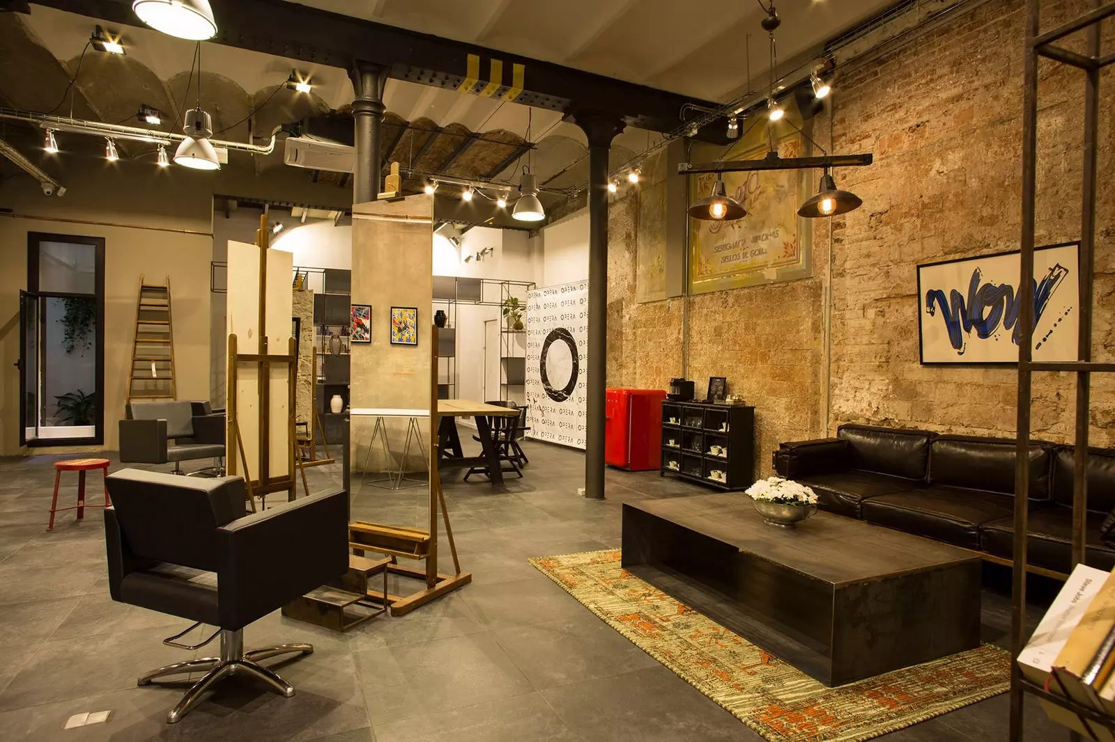 Opera Lounge ass keen Coiffeur nach eng Konschtgalerie