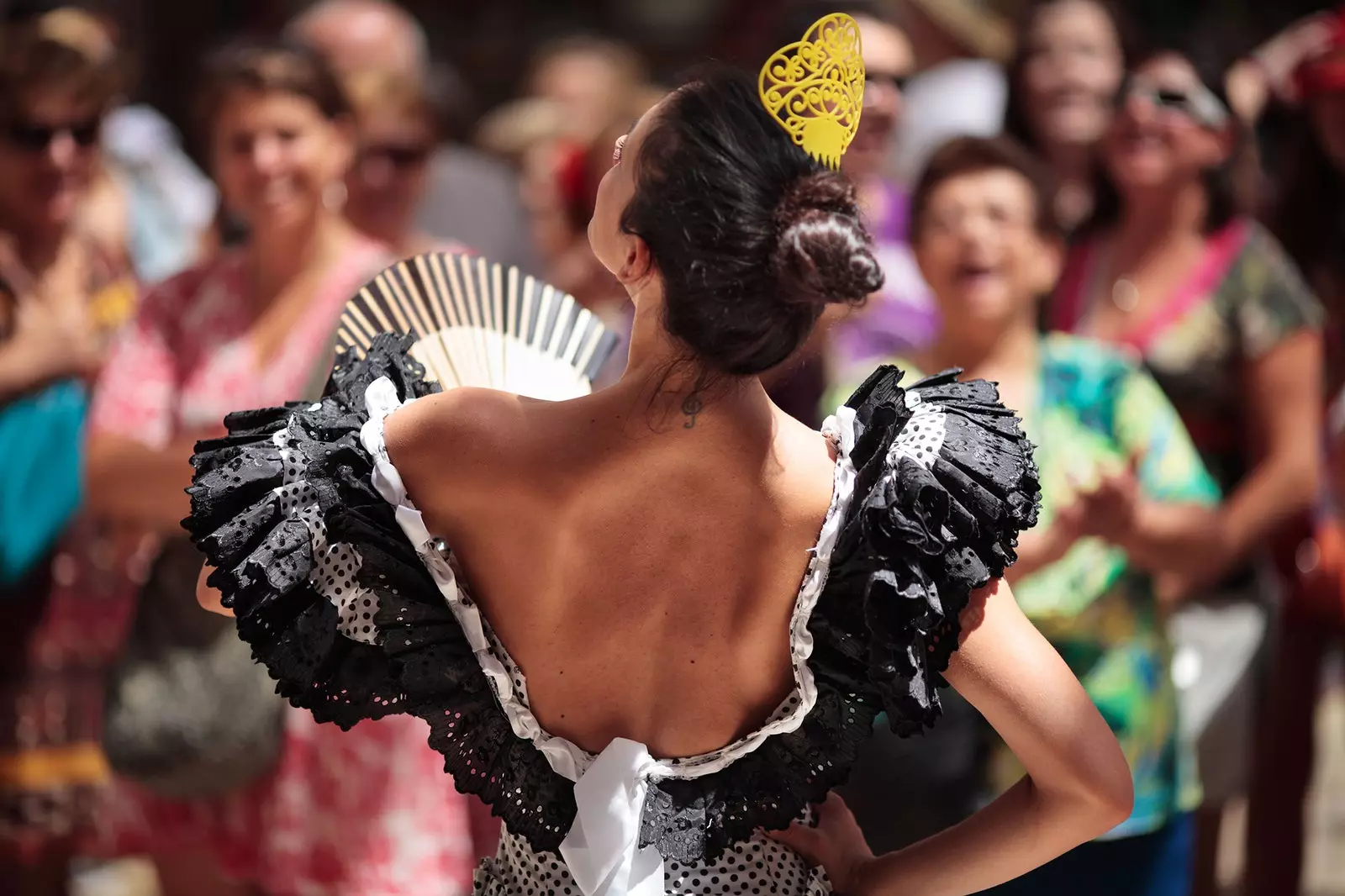 Eng Fra danzt während der Malaga Foire