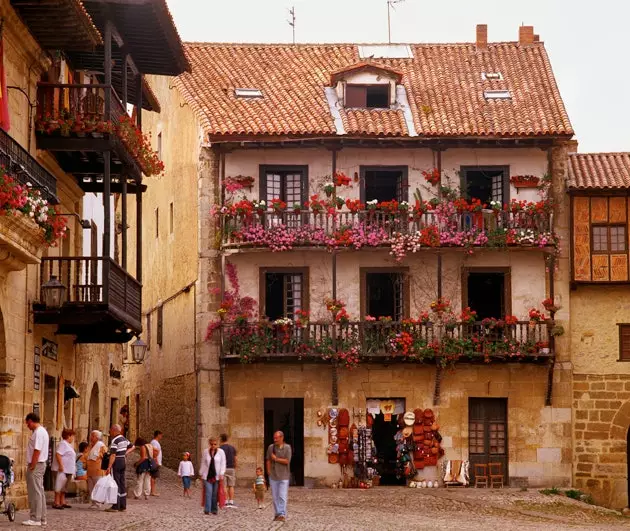 Ani svaté, ani ploché, ani na pobřeží, které je Santillana del Mar