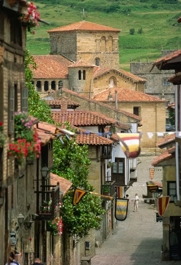 Gatorna är kullerstensbelagda. Men låt inte det hindra det bästa från Santillana del Mar från att gå den