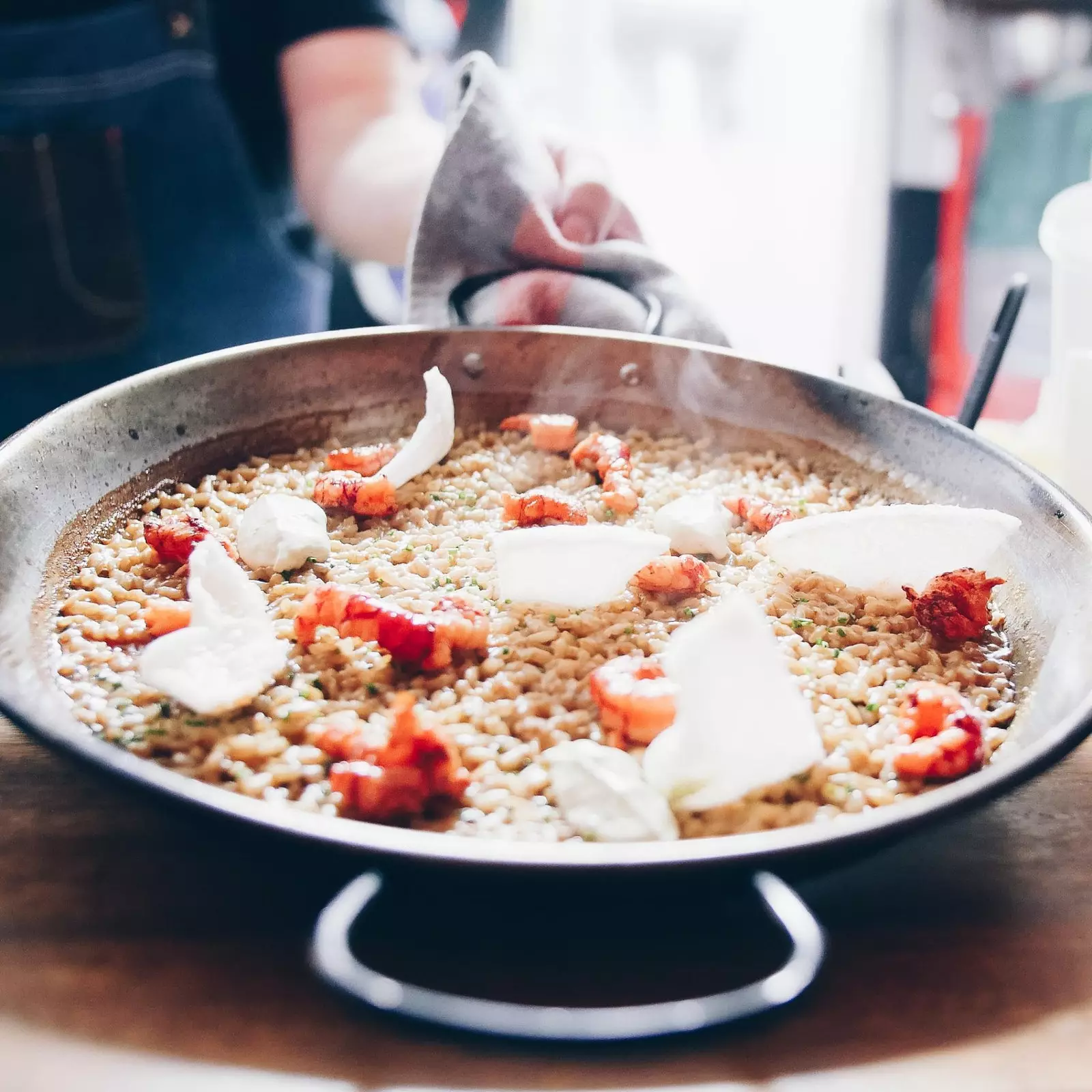 Arroz assado com camarão vermelho e ervas Ali Oli