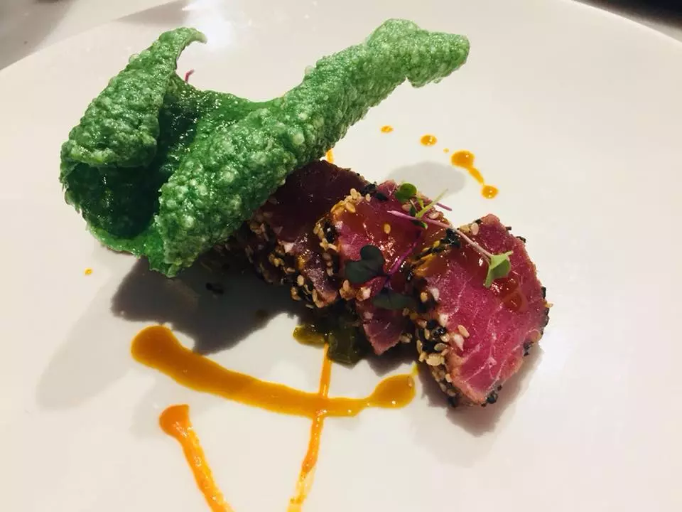 Tuniakové tataki Almadraba, sezamová kôra, spirulínový závoj a ananásová ponzu omáčka.