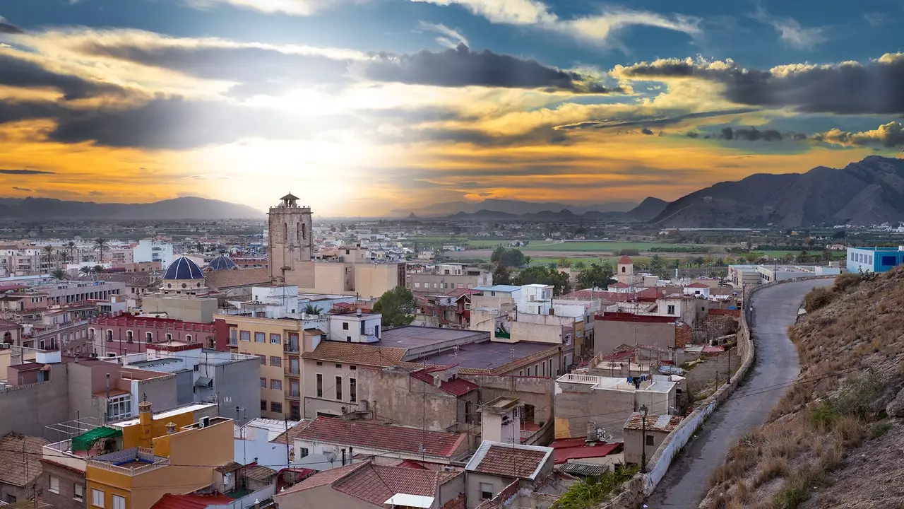 Ënnert dem Figebam vum Miguel Hernández zu Orihuela