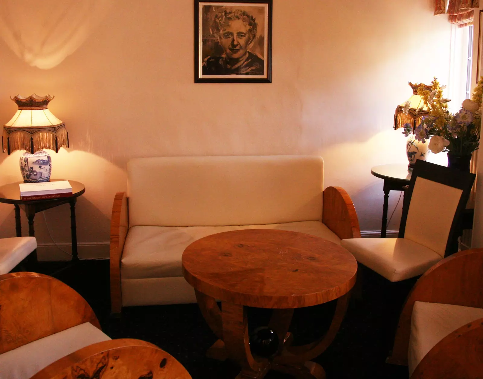 Bar del Beechwood Hotel a North Walsham con fotografie di Agatha Christie.