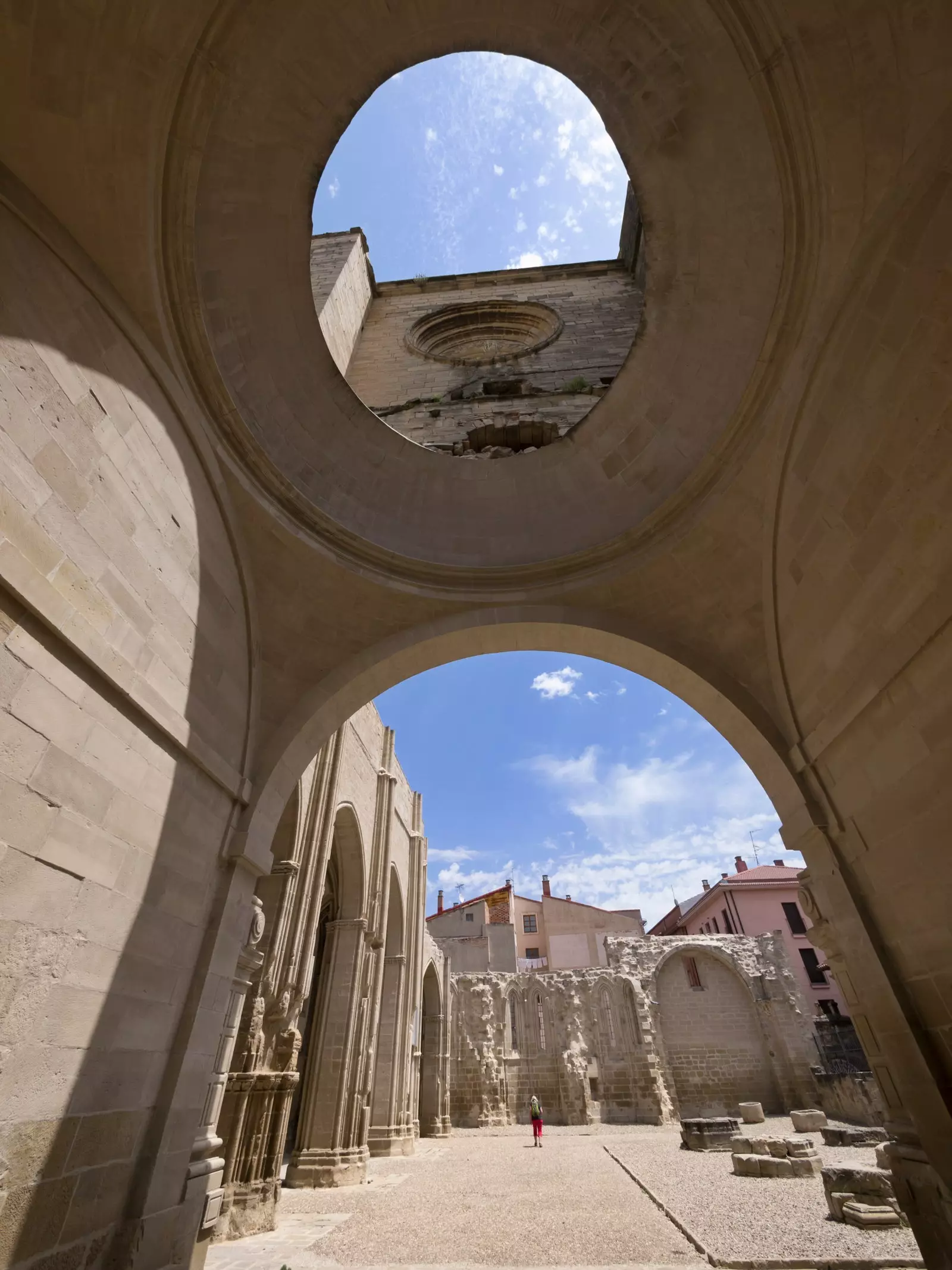 Ruínas da Igreja de São Pedro em Viana.