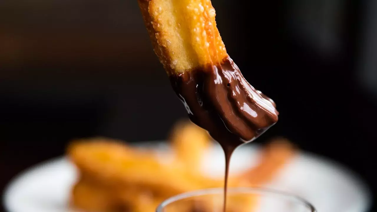 O ritual do chocolate com churros: onde mergulhar o melhor da Espanha