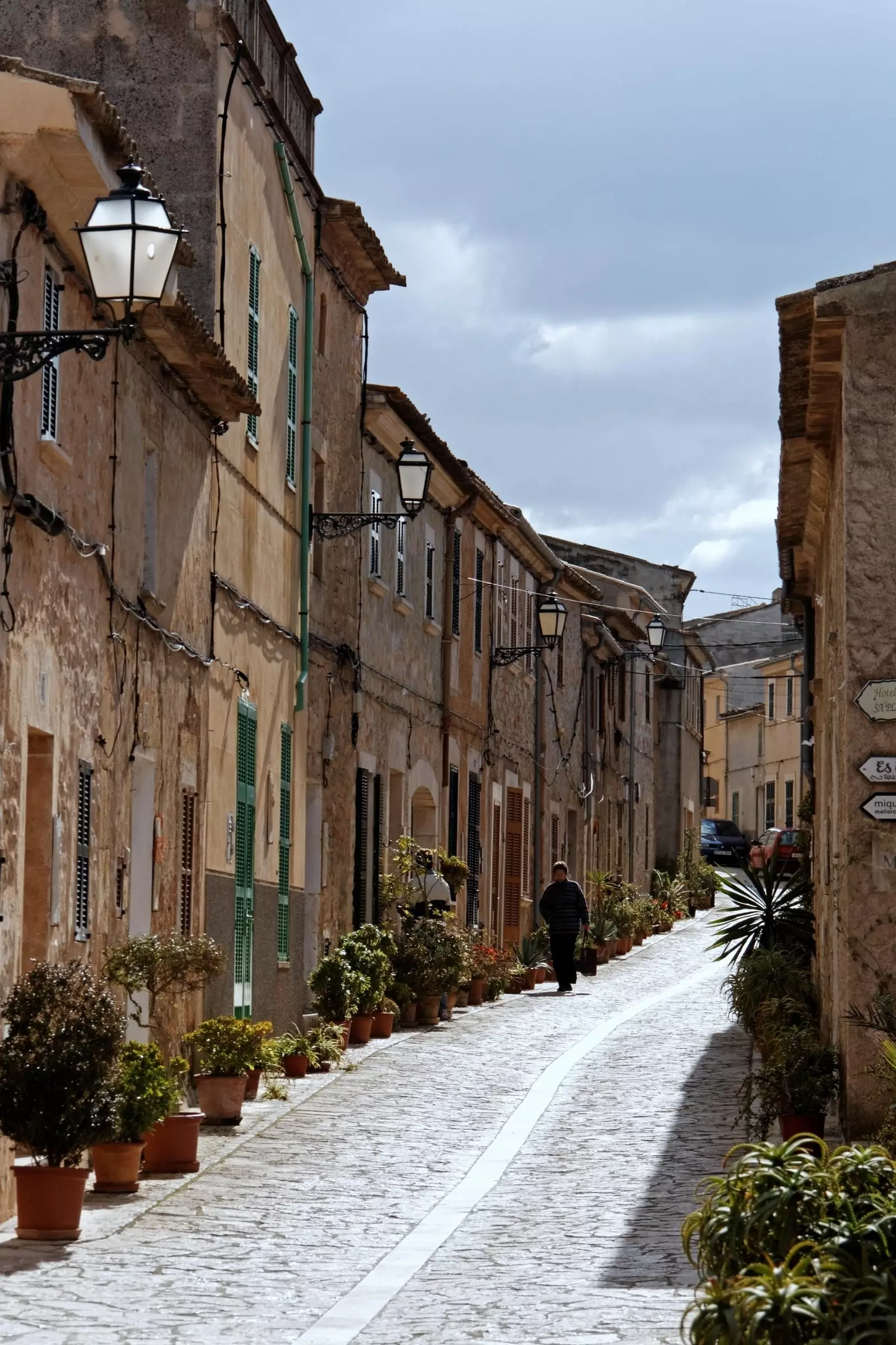 Mallorca'nın iç kısmındaki Petra sokaklarından biri.