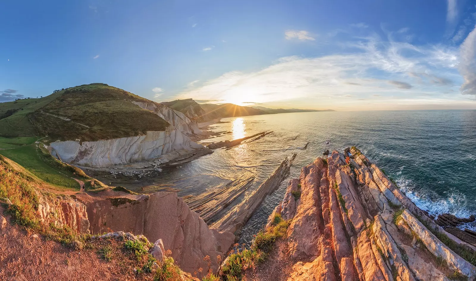 Ag dul ar camchuairt an flysch an Paradise geolaíoch le caith cloch ó San Sebastian