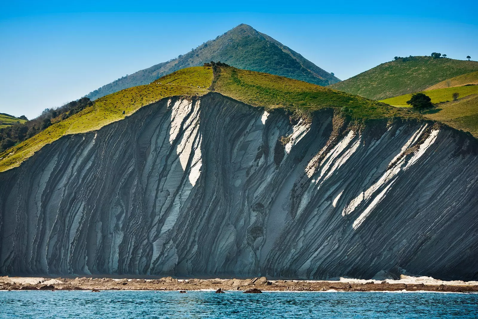 Ag dul ar camchuairt an flysch an Paradise geolaíoch le caith cloch ó San Sebastian