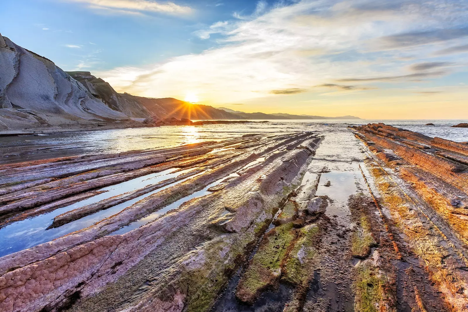 Ag dul ar camchuairt an flysch an Paradise geolaíoch le caith cloch ó San Sebastian