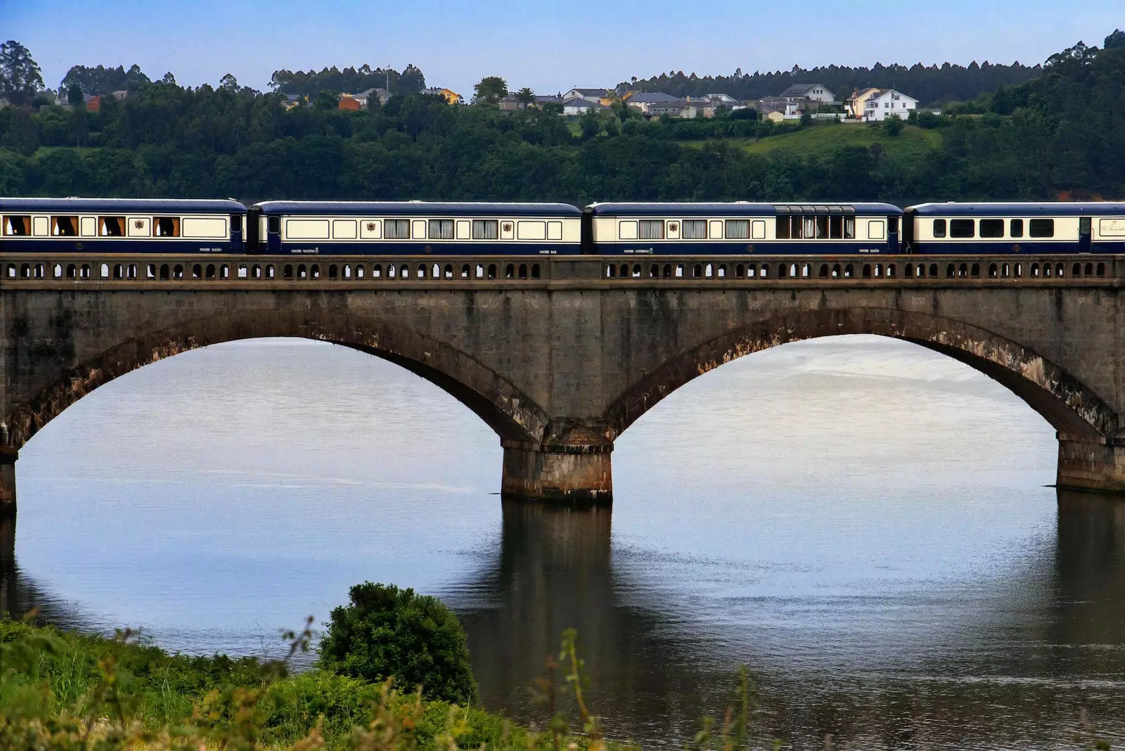 Un tren Transcantbrian de lux și, de asemenea, panoramic