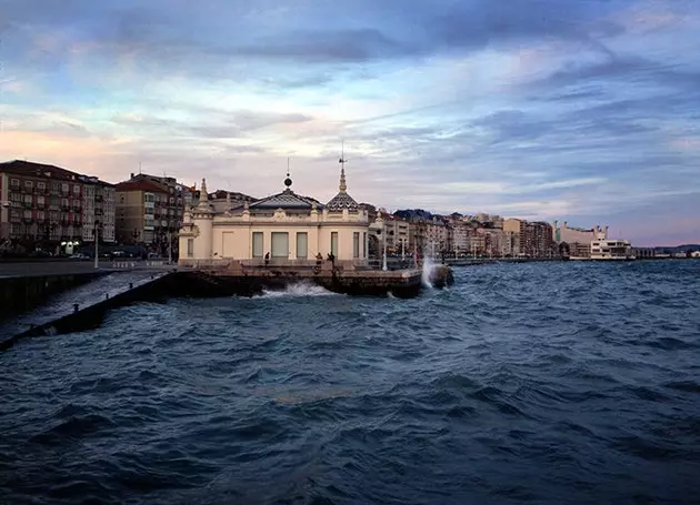 O zi de vânt de sud în golful Santander la apus