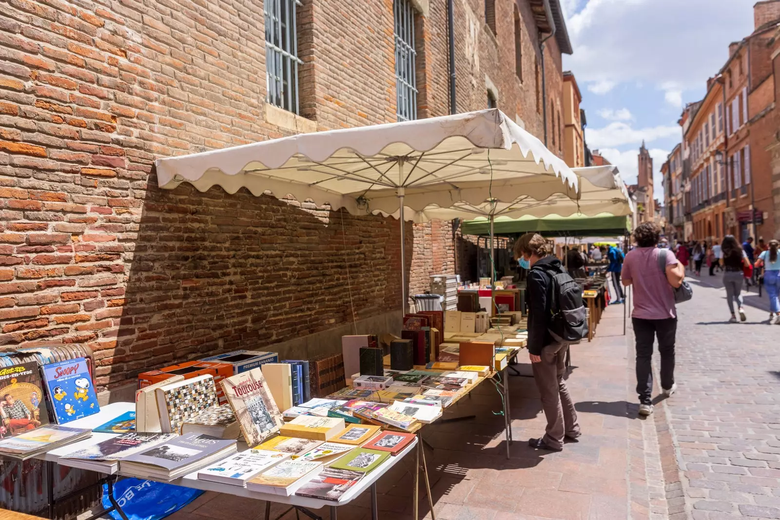 Bouquiniste në rue du Taur.