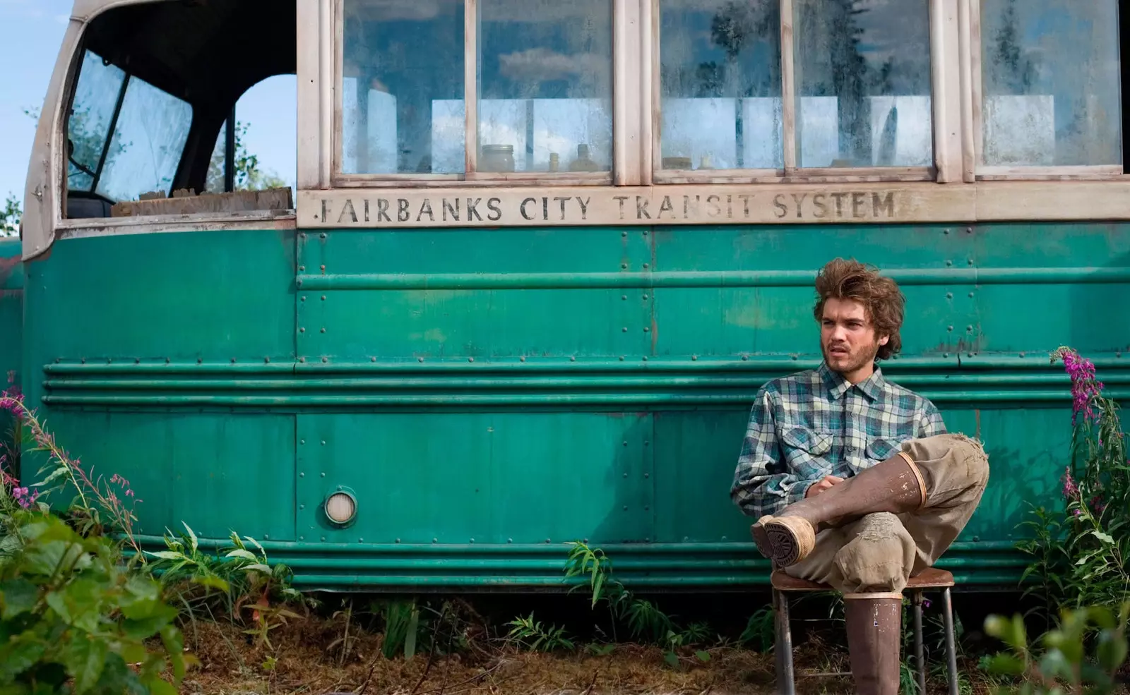 O ônibus 142 onde Chris McCandless, também conhecido como Alexander Supertramp, foi morto acaba de ser removido de sua localização em...