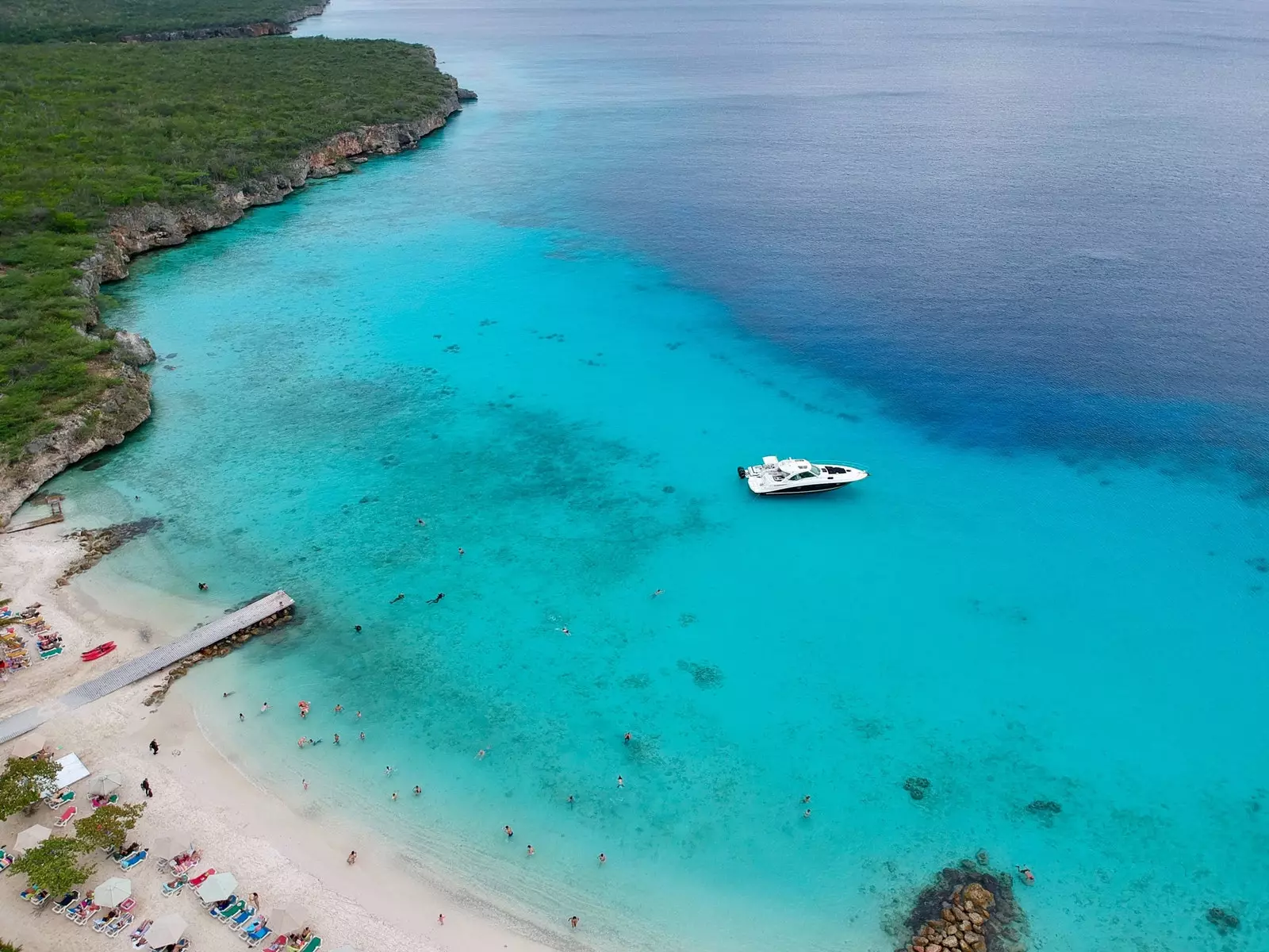 Curaçao vă așteaptă pe una dintre cele 35 de plaje paradisiace ale sale